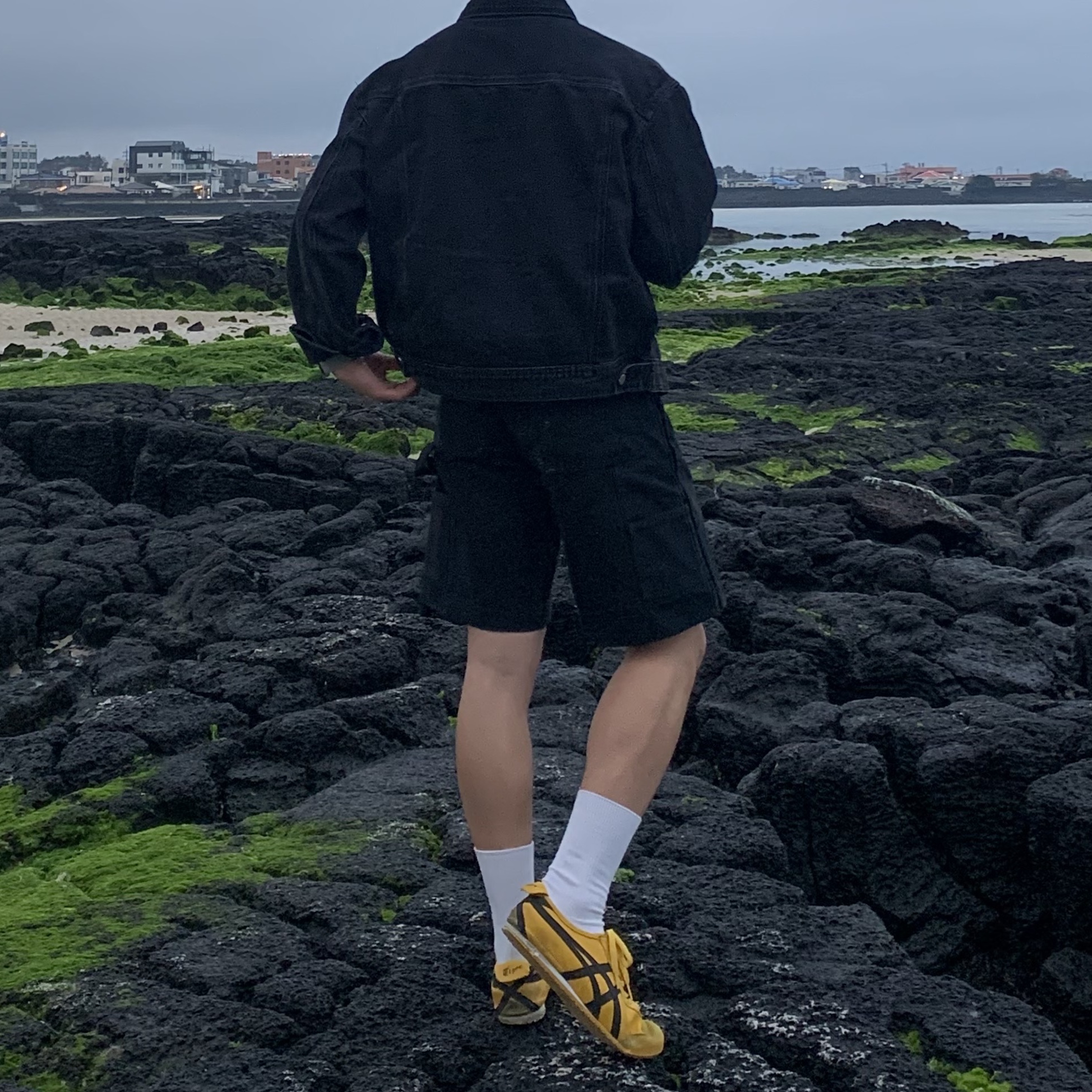 Onitsuka Tiger Mexico 66 Yellow Black 착용 스타일 - 3
