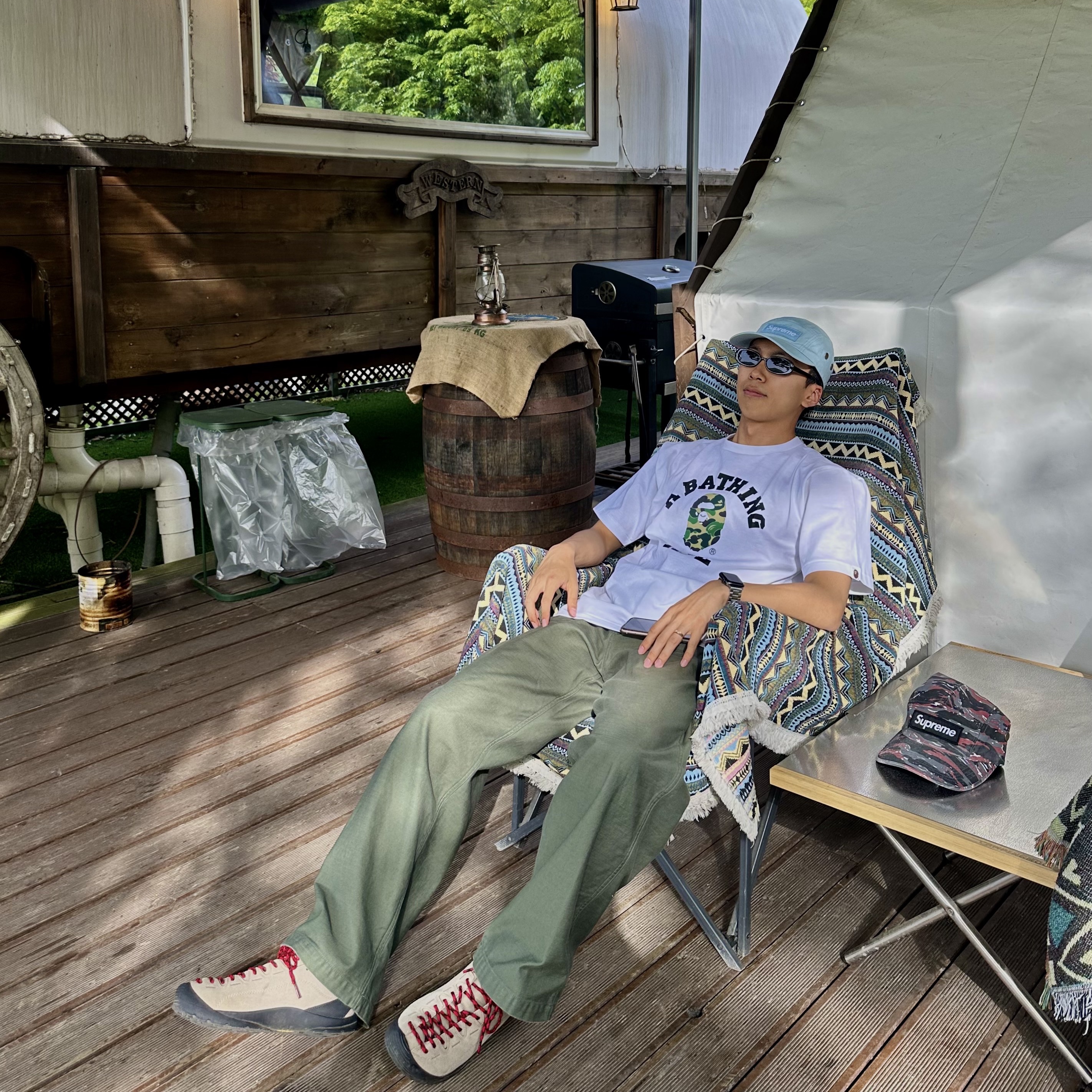 BAPE ABC Camo College T-Shirt White Green, Keen Jasper Suede Sneakers Silver Mink 착용 스타일 - 2