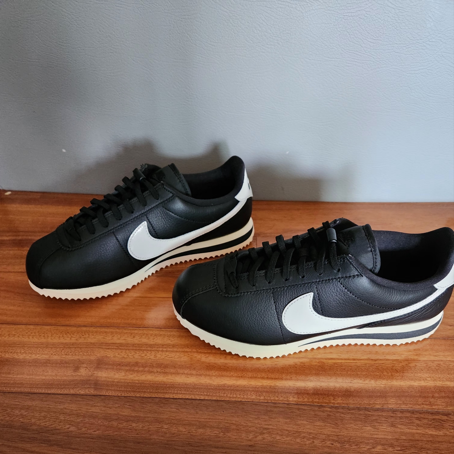 (W) Nike Cortez Black and Sail 착용 스타일 - 2