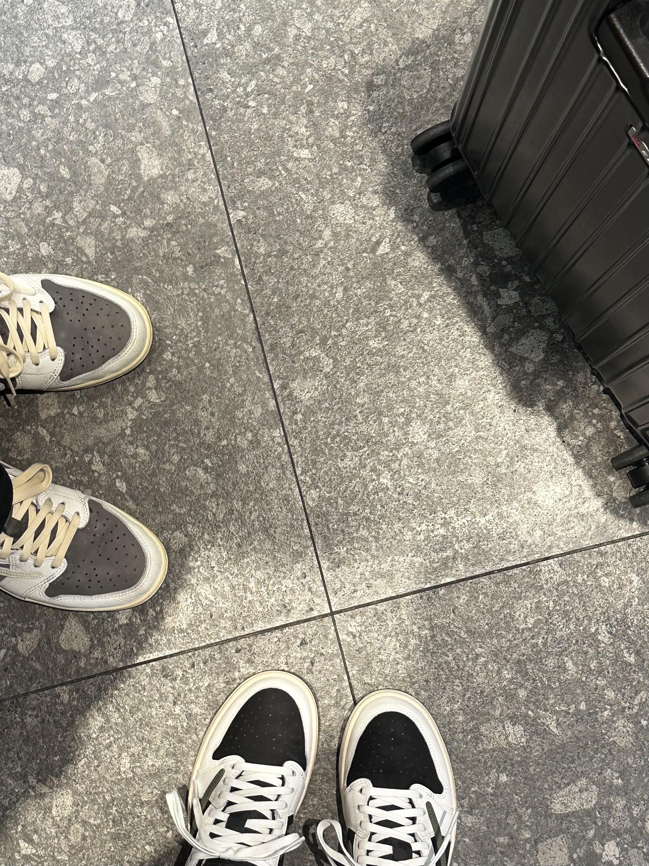 Jordan 1 x Travis Scott Retro Low OG SP Sail and Ridgerock, (W) Jordan 1 x Travis Scott Retro Low OG SP Medium Olive 착용 스타일