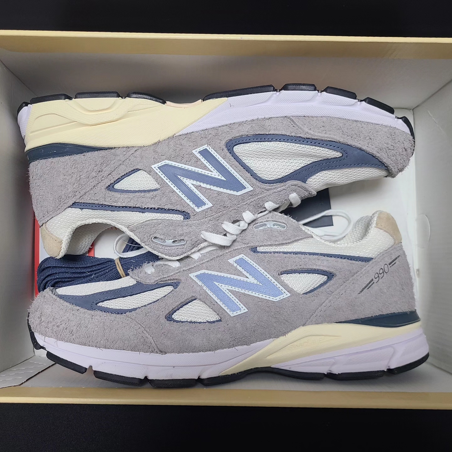 New Balance 990v4 Made in USA Gray Suede 착용 스타일 - 1