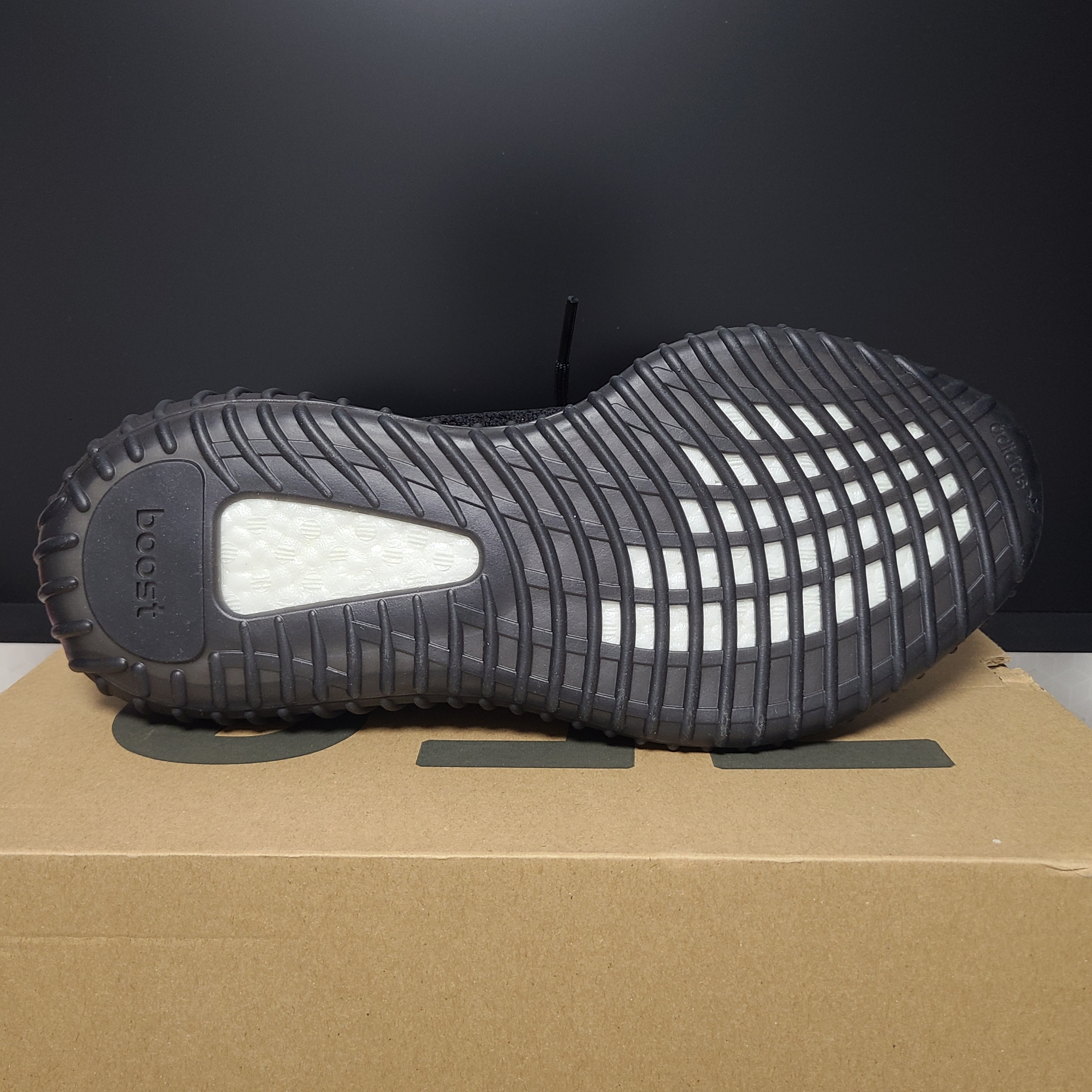 Adidas Yeezy Boost 350 V2 Core Black Red 2022/2023 착용 스타일 - 6