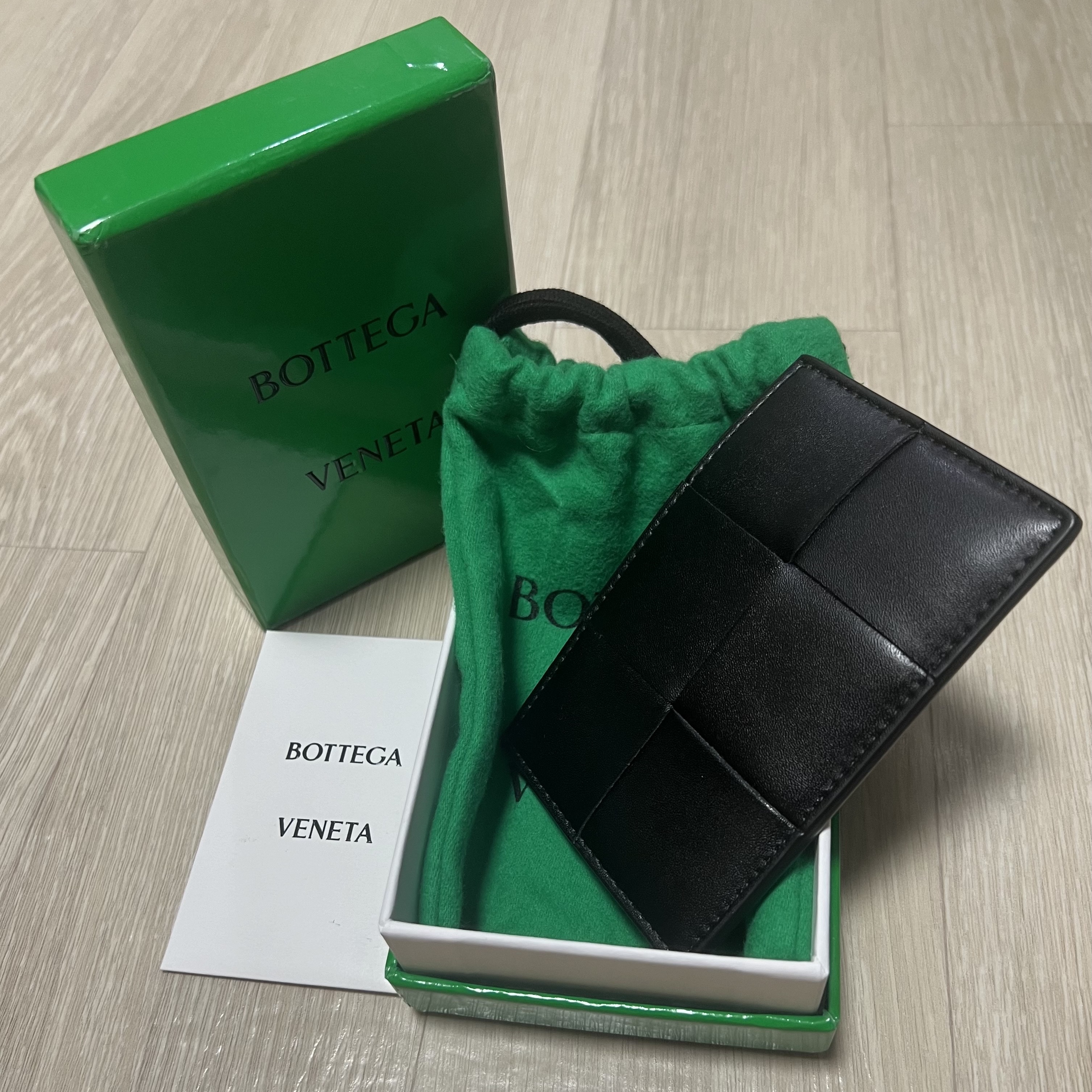 Bottega Veneta Credit Card Case Calfskin Black 착용 스타일
