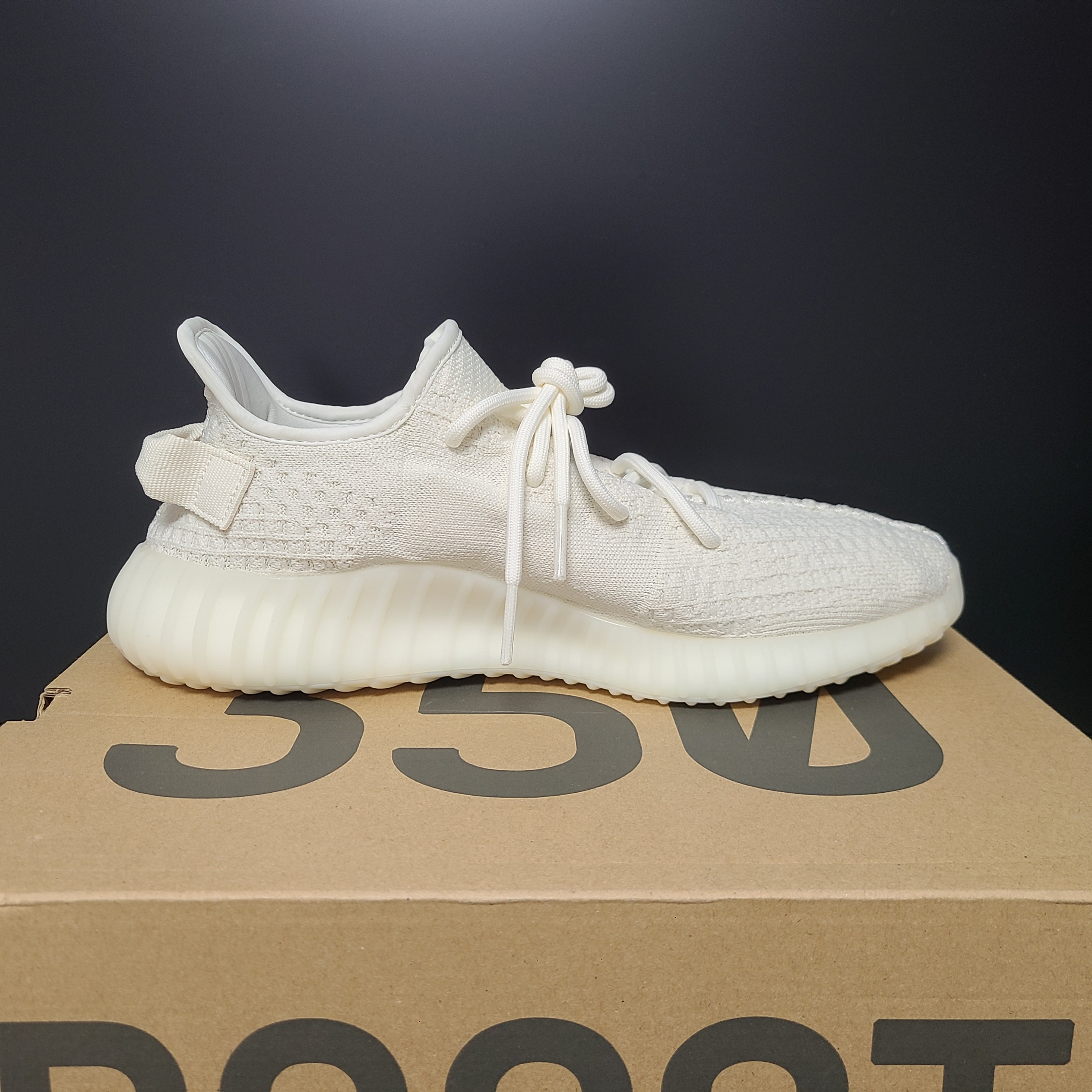 Adidas Yeezy Boost 350 V2 Bone 착용 스타일 - 3