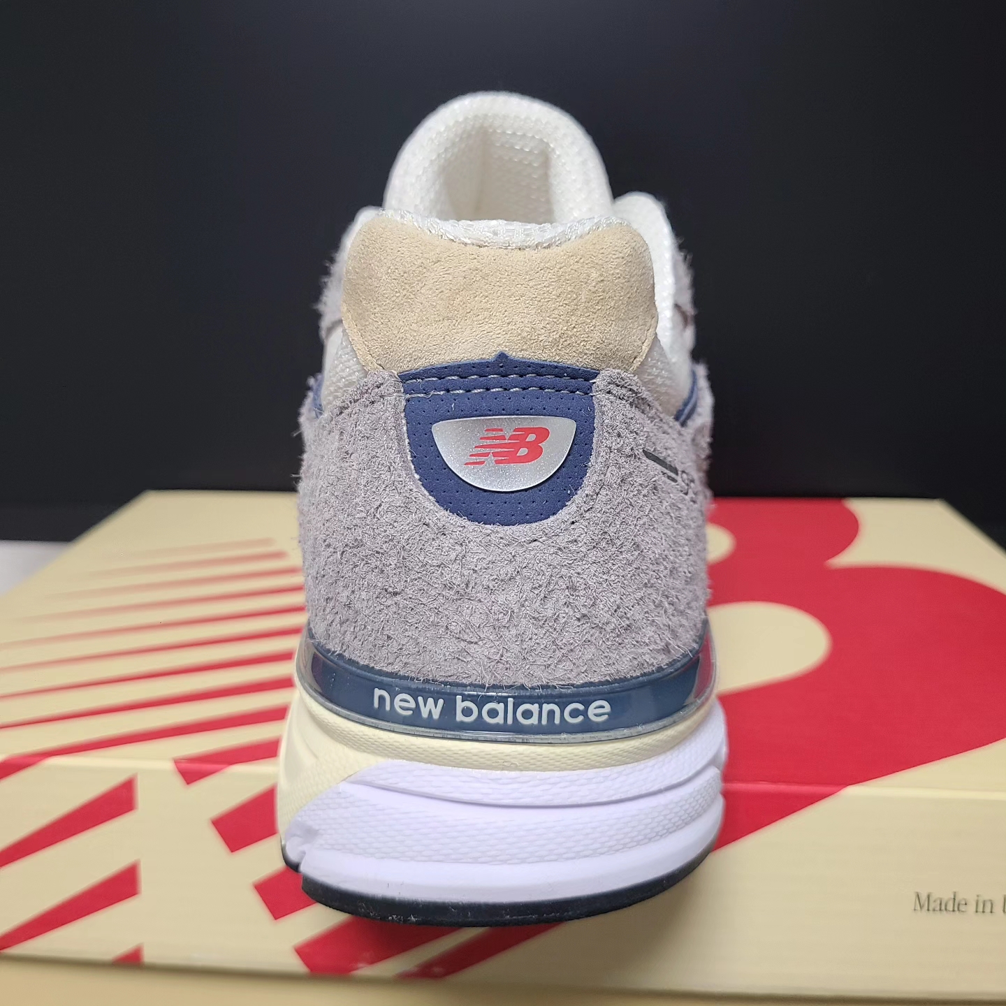 New Balance 990v4 Made in USA Gray Suede 착용 스타일 - 5