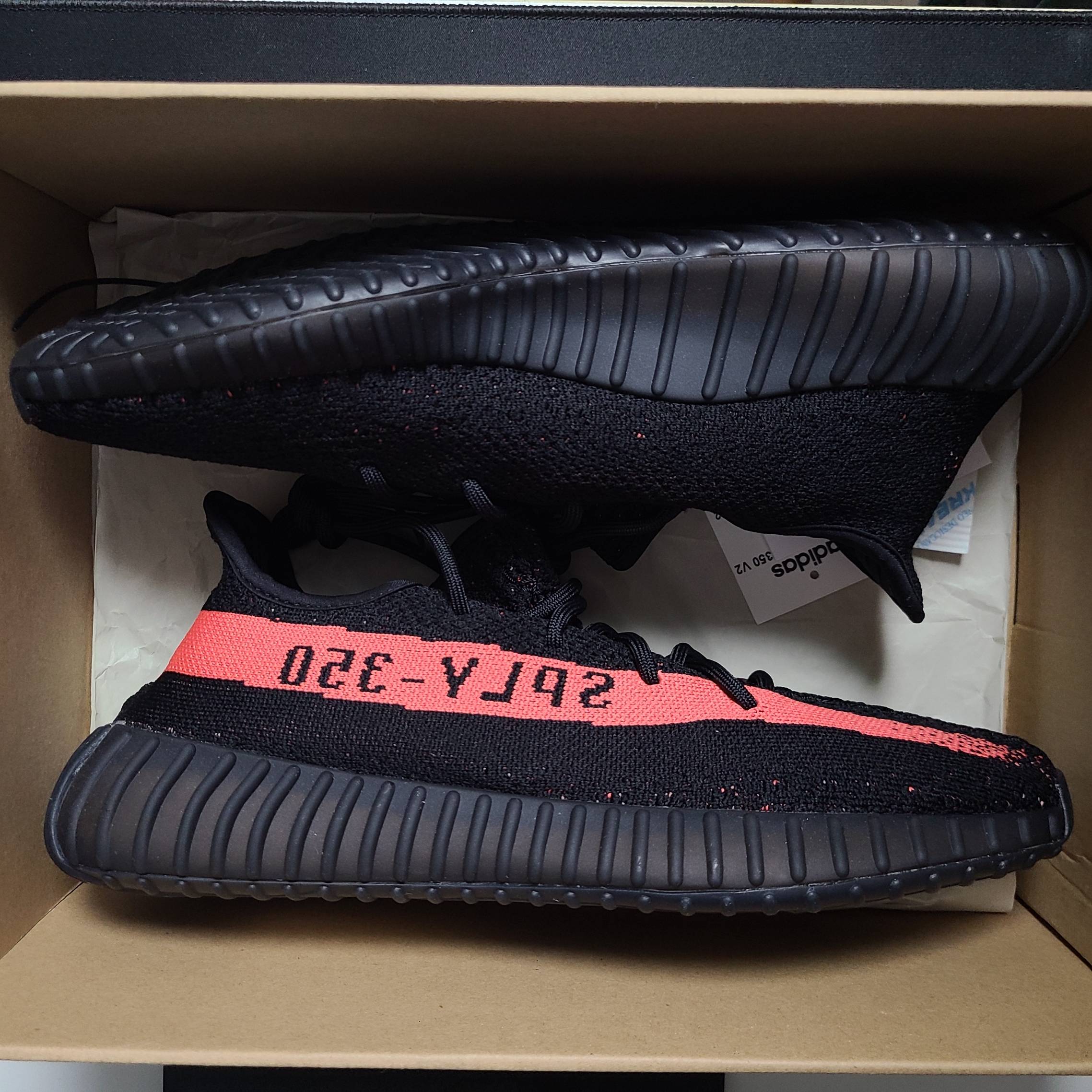 Adidas Yeezy Boost 350 V2 Core Black Red 2022/2023 착용 스타일 - 7
