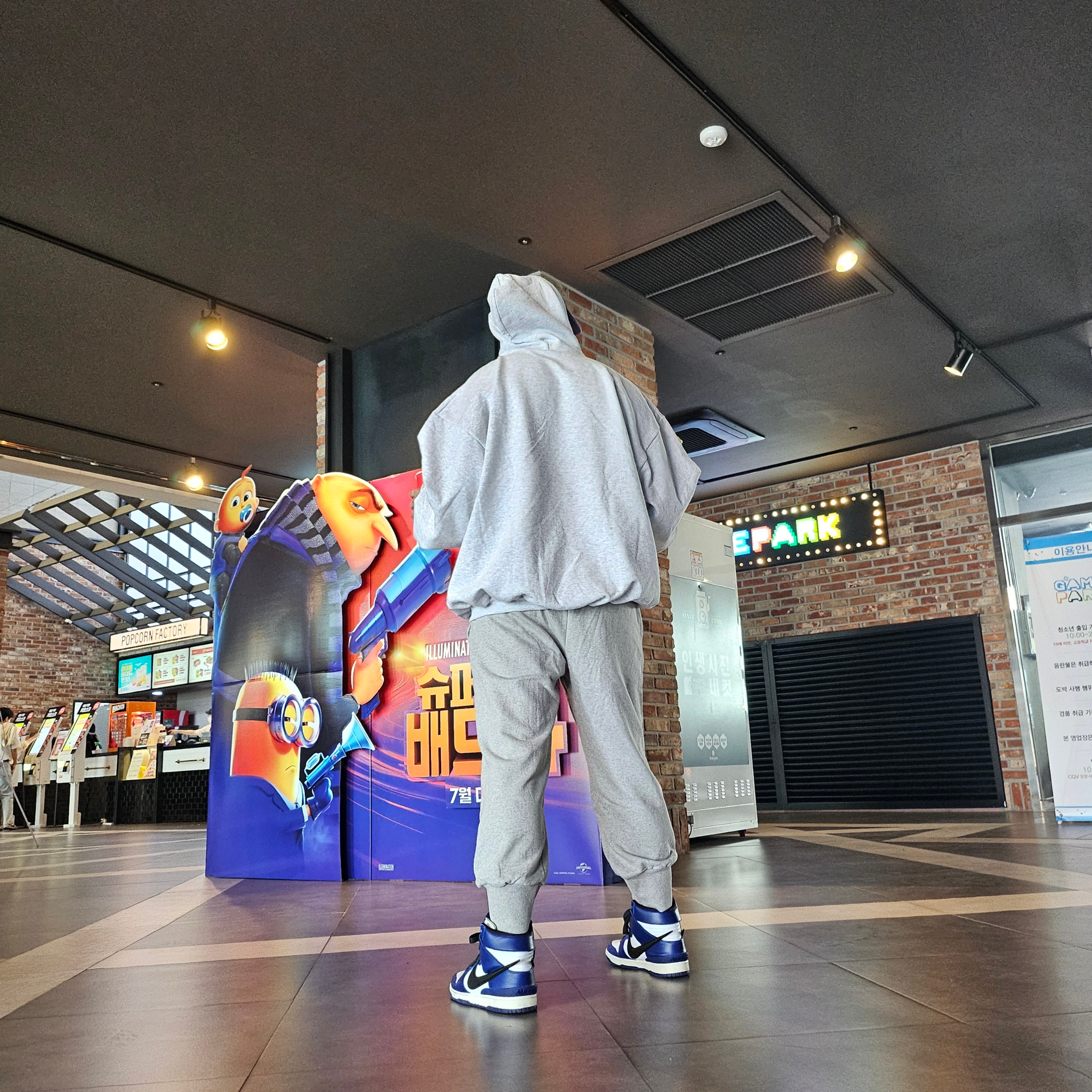 Yeezy x Gosha Rubchinskiy YZY Black Dogs Hoodie Heather Grey, Nike x Ambush Dunk High Deep Royal Blue 착용 스타일 - 3
