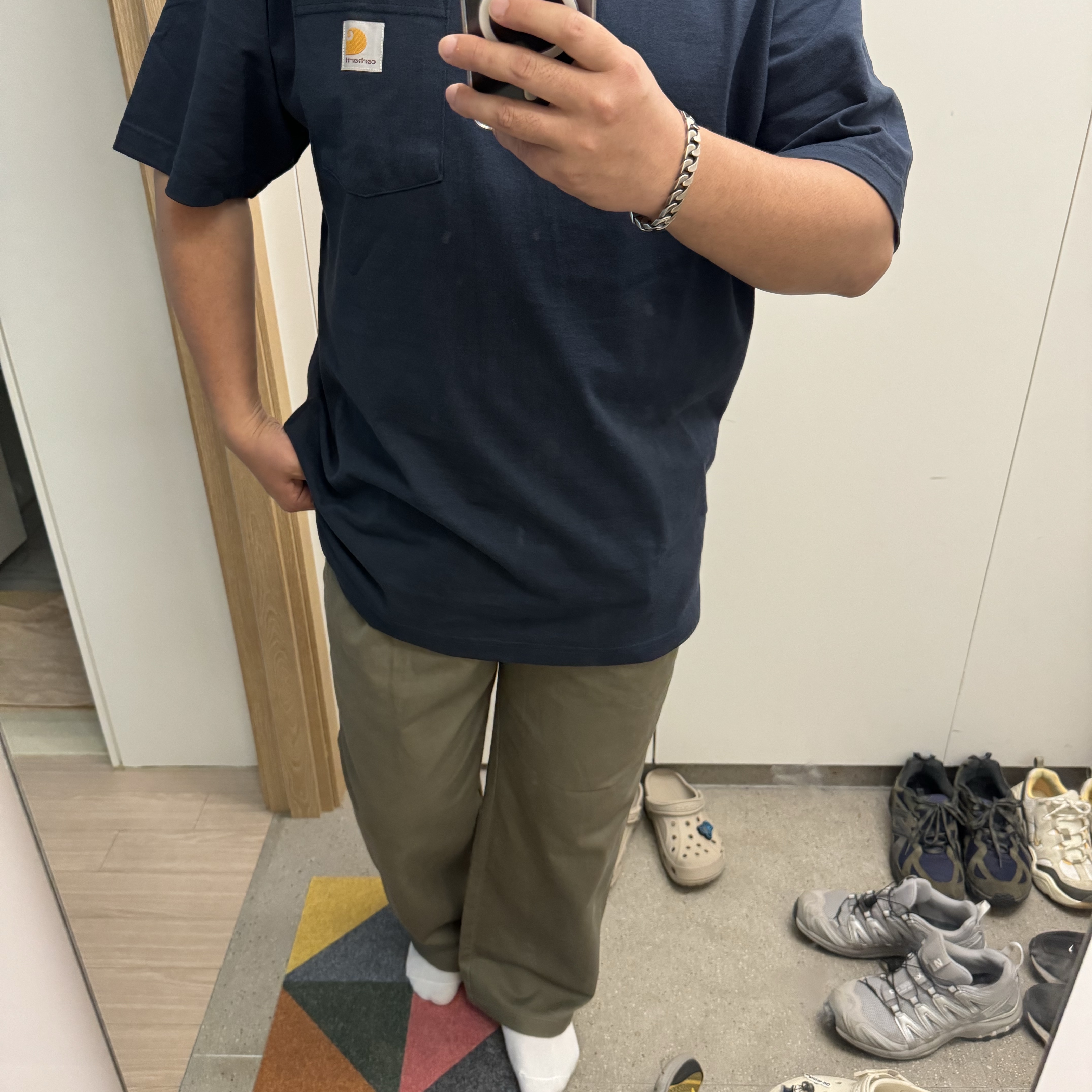 Carhartt Loose Fit Heavyweight Regular Short Sleeve Pocket T-Shirt Navy 착용 스타일