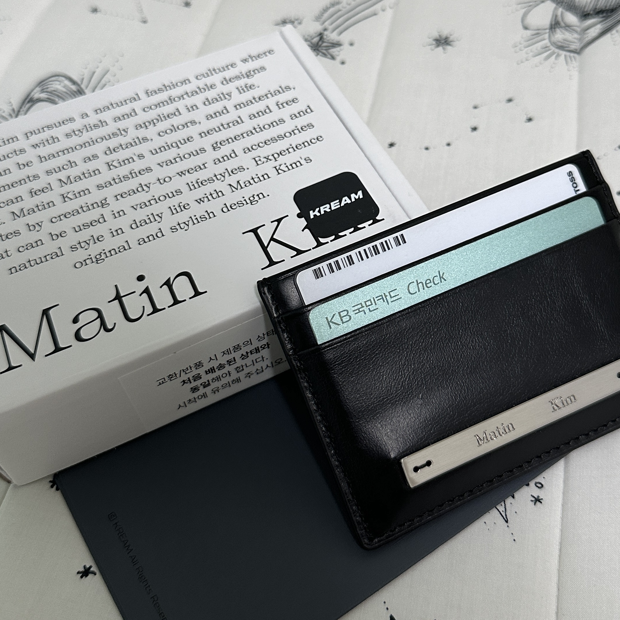 Matin Kim Vintage Card Wallet Black 착용 스타일 - 2
