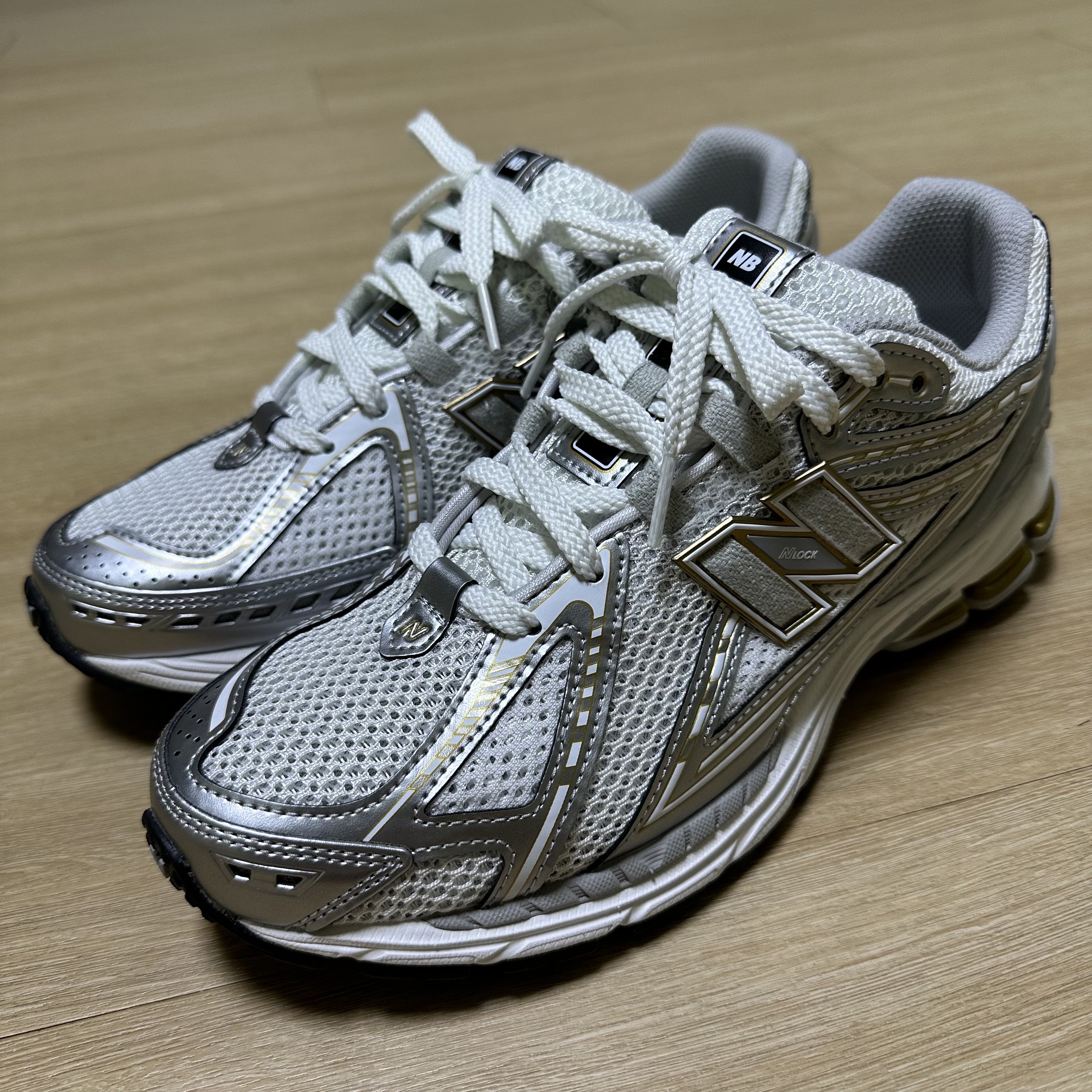 New Balance 1906R White Metallic Silver, Stussy Suits T-Shirt White 착용 스타일 - 2