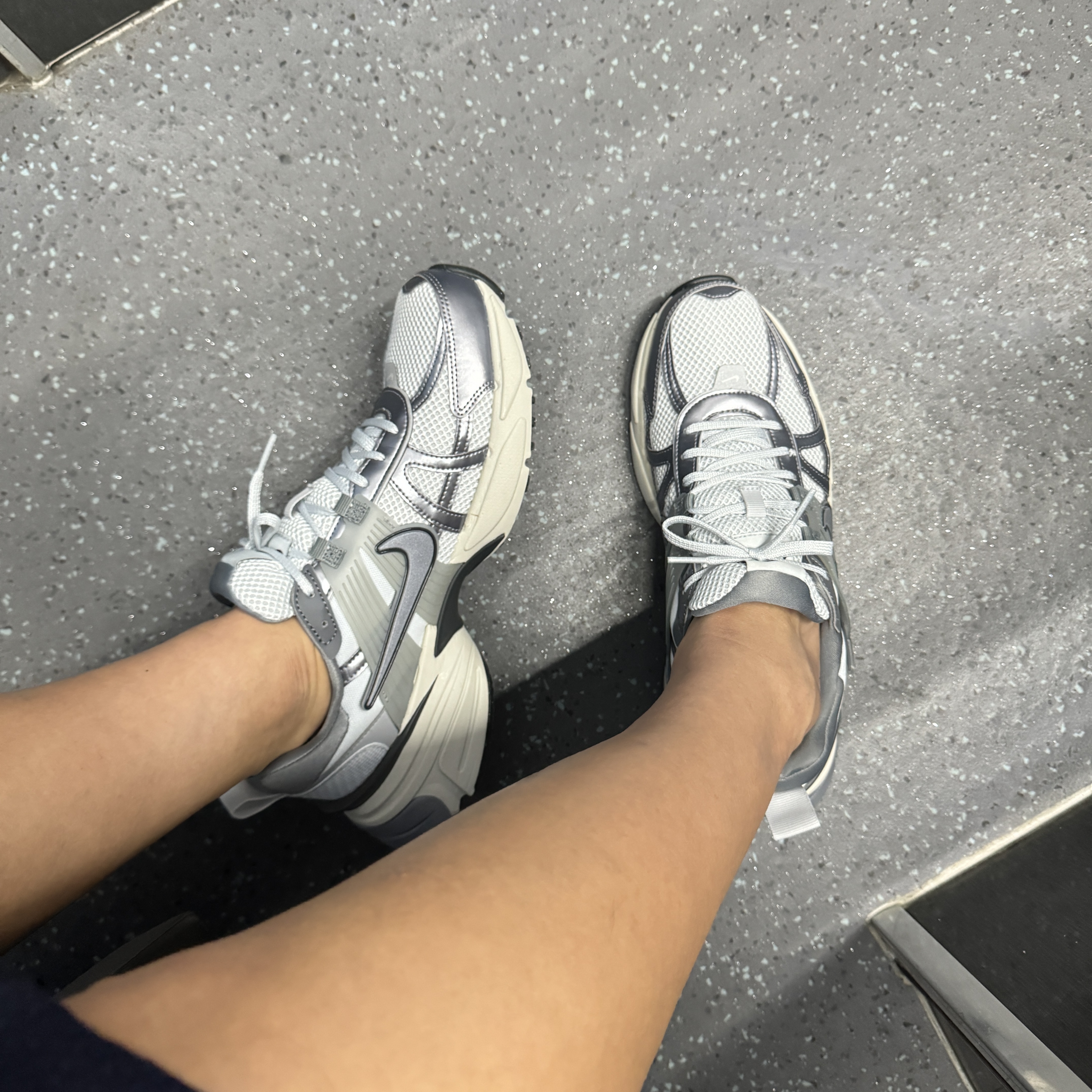 Nike V2K Run Pure Platinum Wolf Grey, Stussy Beach Shell Wrinkled Nylon Jacket Slate 착용 스타일 - 8