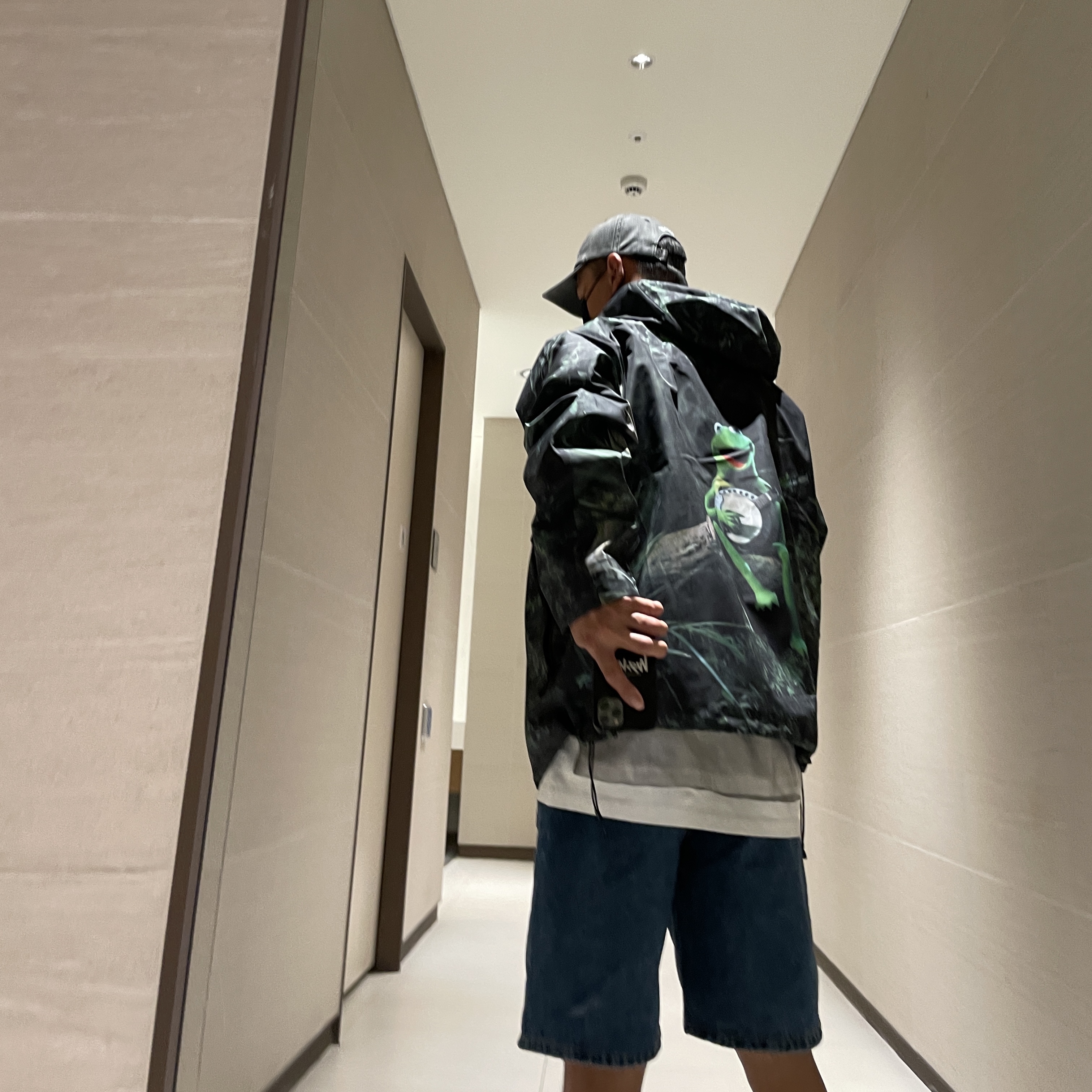 Supreme Gore-Tex Taped Seam Shell Jacket Kermit The Frog - 24SS, Supreme x MM6 Maison Margiela Box Logo T-Shirt White - 24SS 착용 스타일 - 2