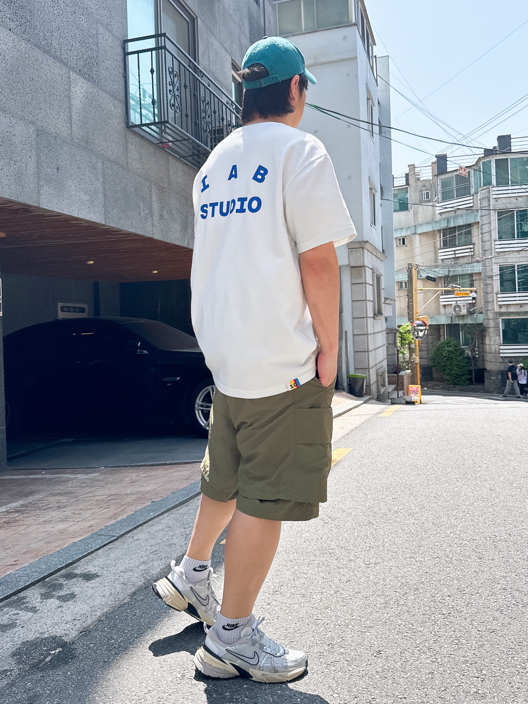 IAB Studio 10th Anniversary T-Shirt White, Nike V2K Run Summit White Metallic Silver 착용 스타일 - 2