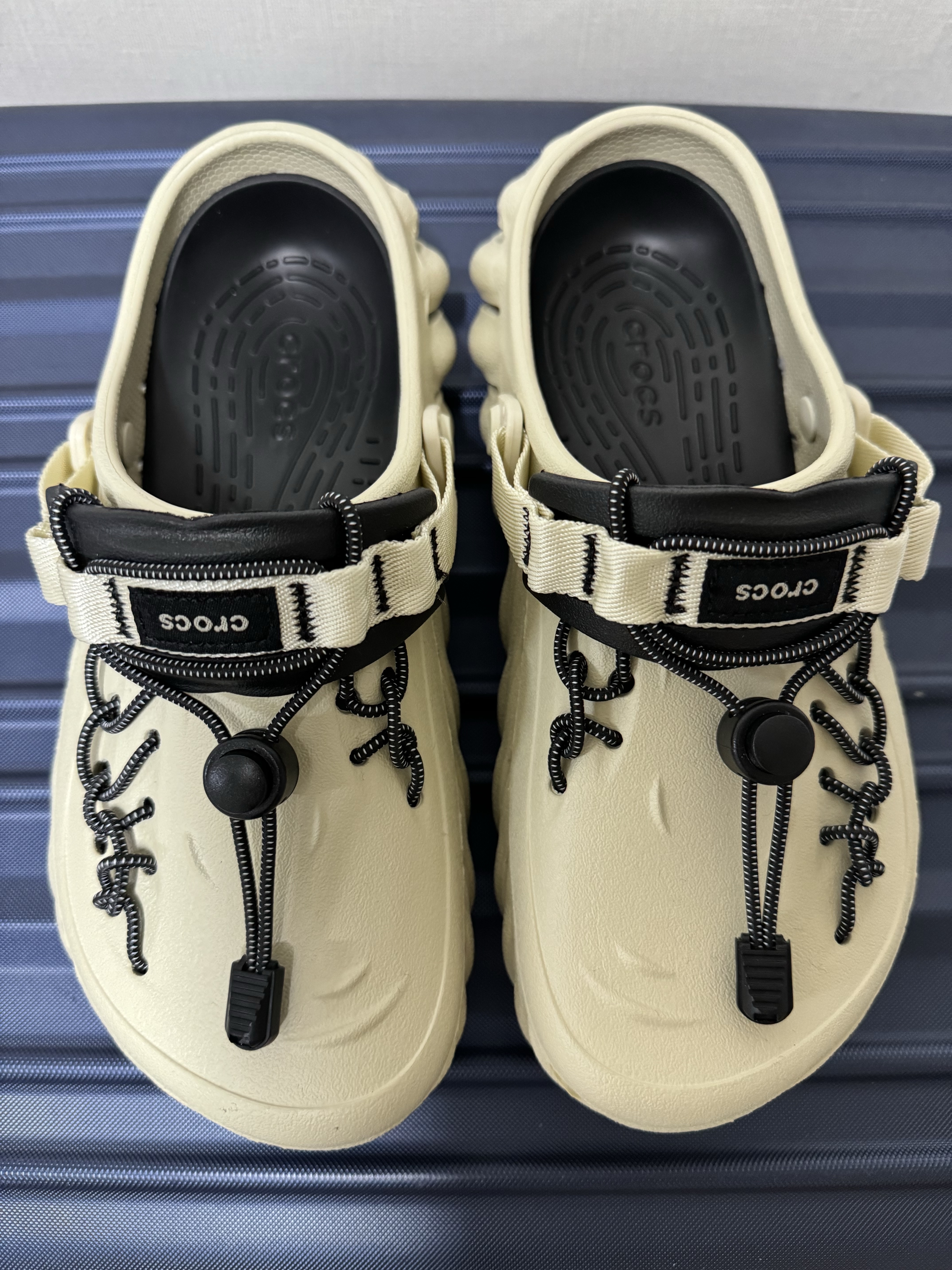 Crocs Echo Clog Bone Black 착용 스타일 - 1
