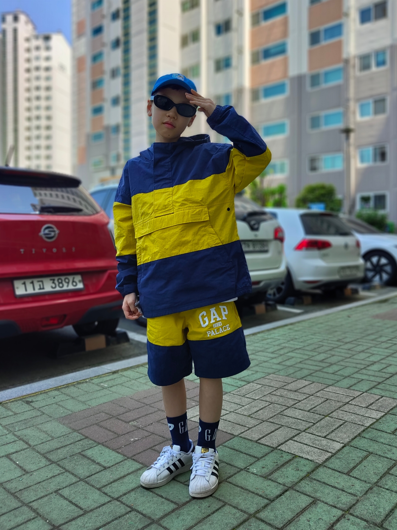 Palace x Gap Windbreaker Blue Yellow - 24SS, Palace x Gap T-Shirt White - 24SS 착용 스타일