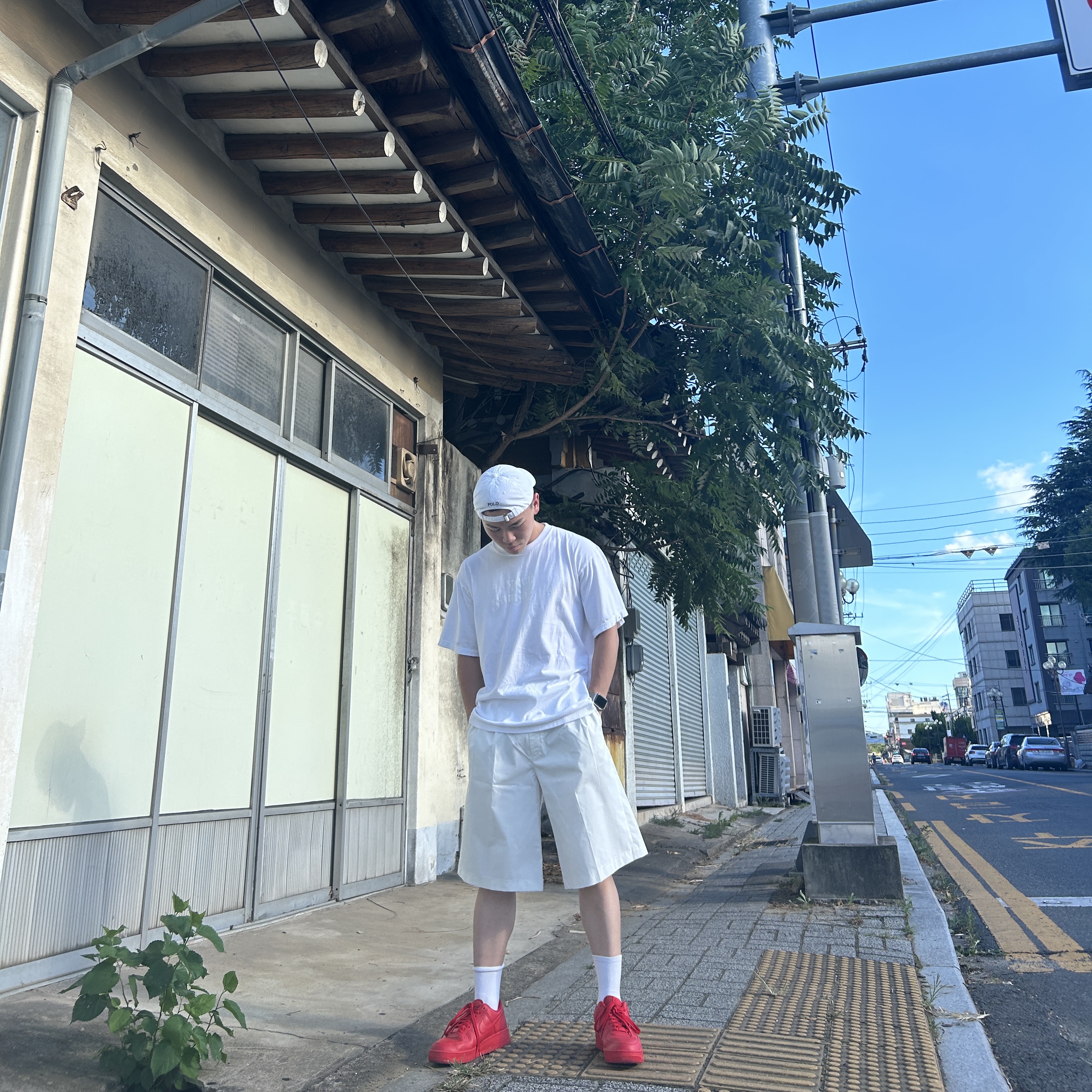 Nike Air Force 1 '07 LV8 Low 1 Triple Red 착용 스타일 - 3