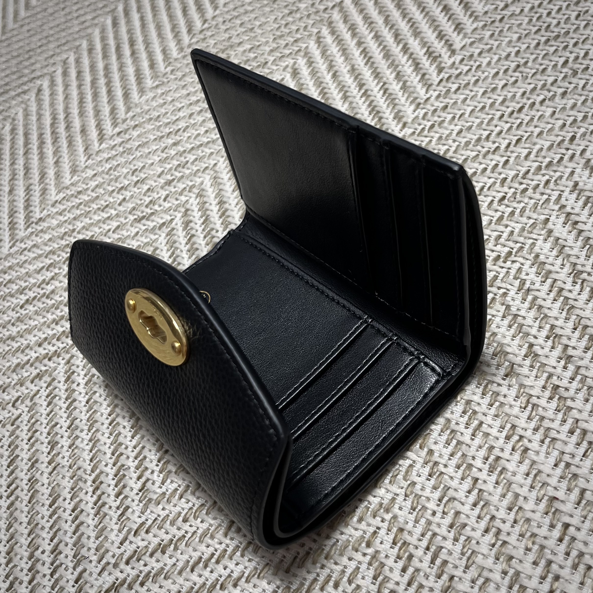 Mulberry Small Classic Grain Darley Folded Multi Card Wallet Black, Burberry Icon Stripe Leather Card Case Archive Beige 착용 스타일 - 4