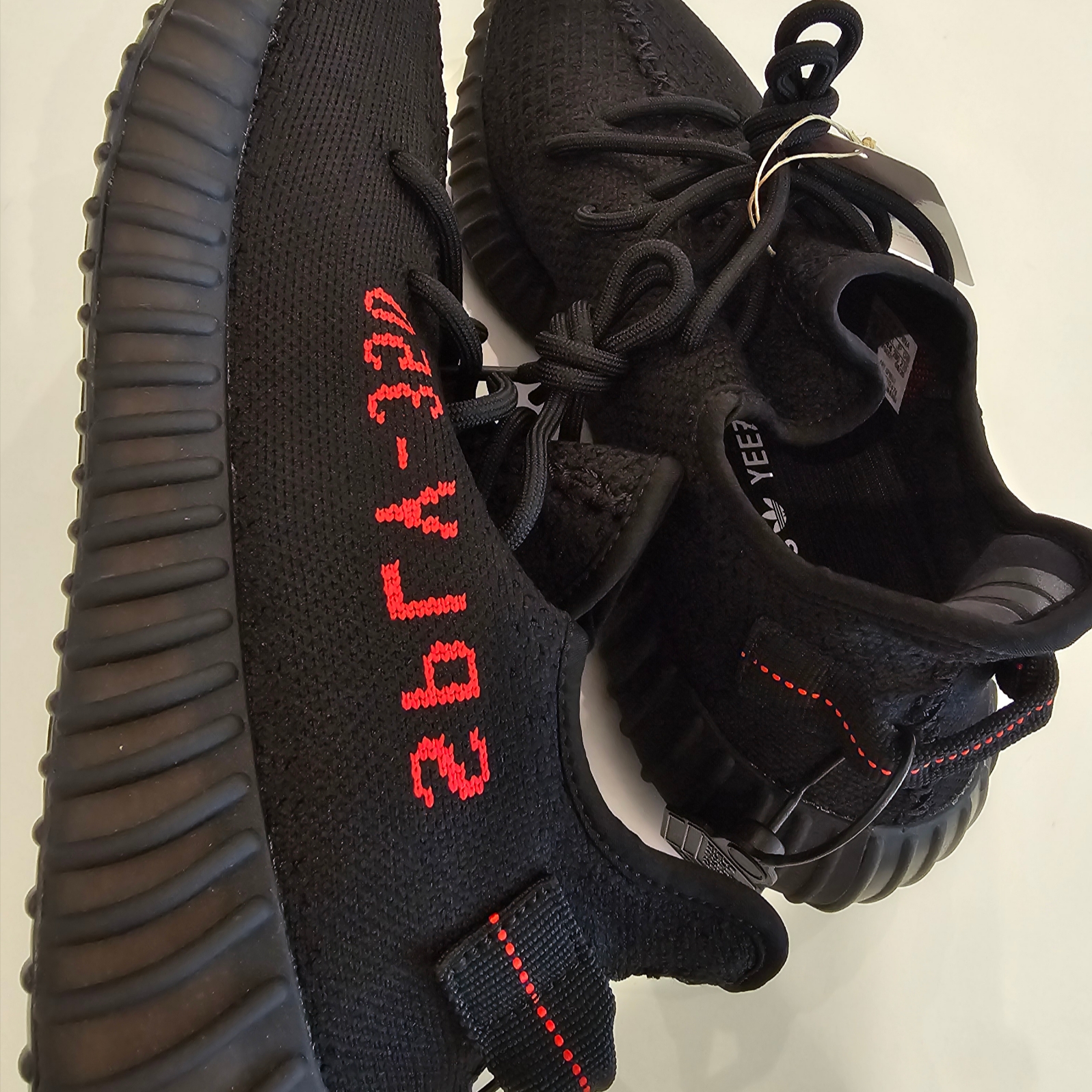 Adidas Yeezy Boost 350 V2 Black Red 2020, Stussy Basic Stussy T-Shirt White 2023 착용 스타일 - 1
