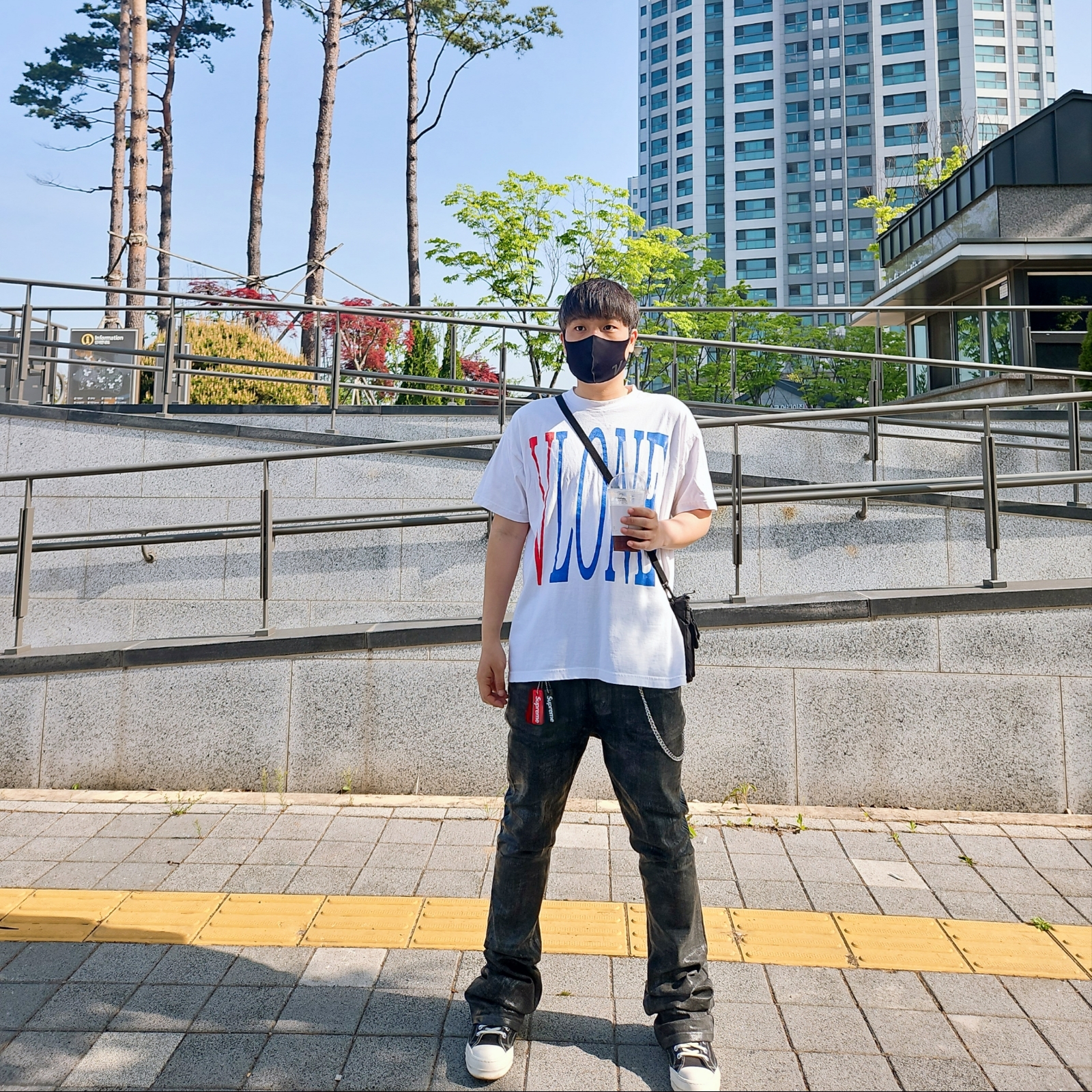 Converse x Drkshdw Drkstr Chuck 70 Ox Black, Supreme Floating Keychain Black - 23FW 착용 스타일 - 1