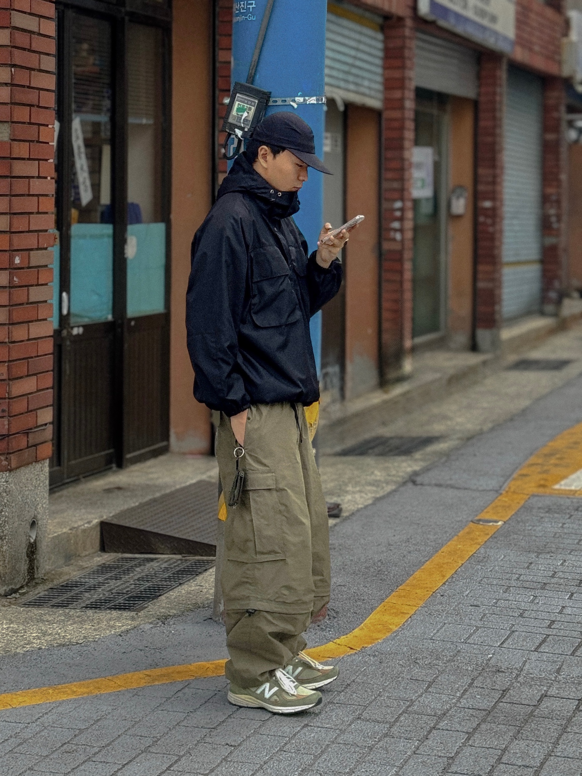 New Balance 990v4 Made in USA Olive Incense 착용 스타일 - 1