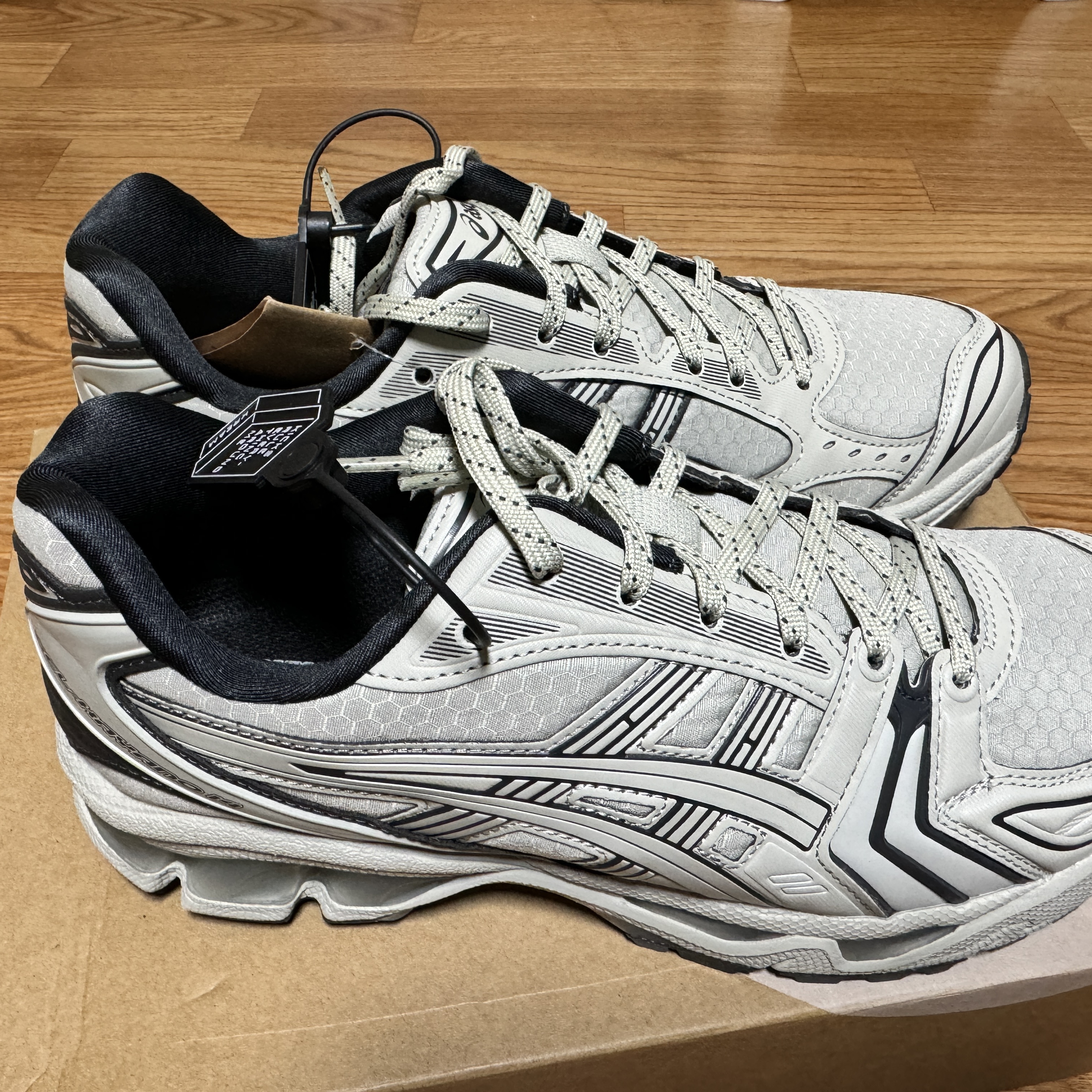 Asics Gel-Kayano 14 Earthenware Pack White Sage Graphite Grey 착용 스타일 - 1