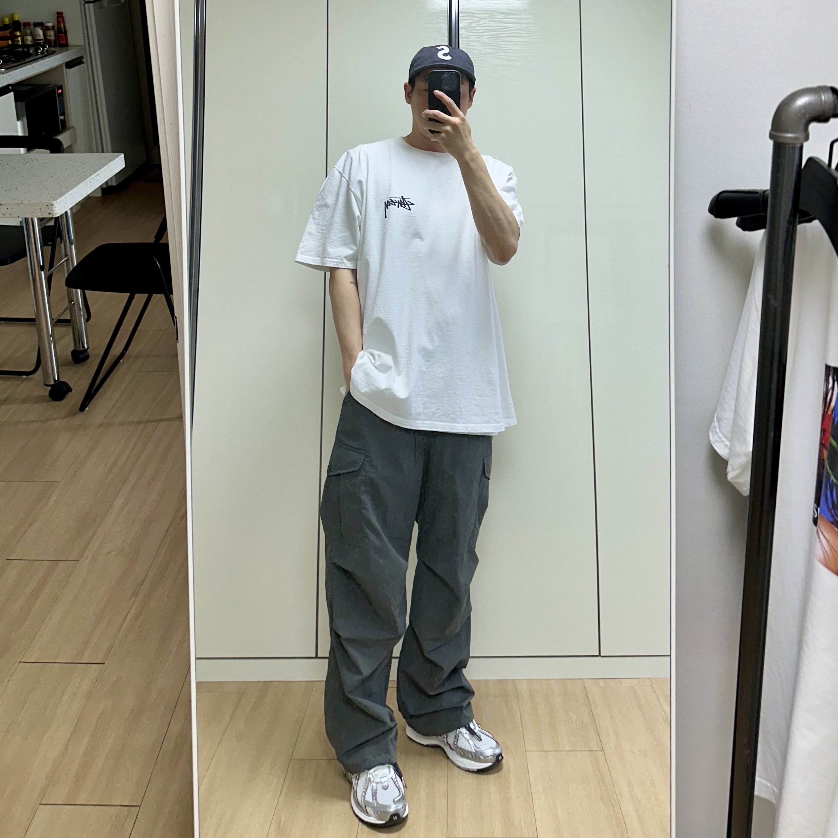 New Balance 1906R White Metallic Silver, Stussy Suits T-Shirt White 착용 스타일 - 1