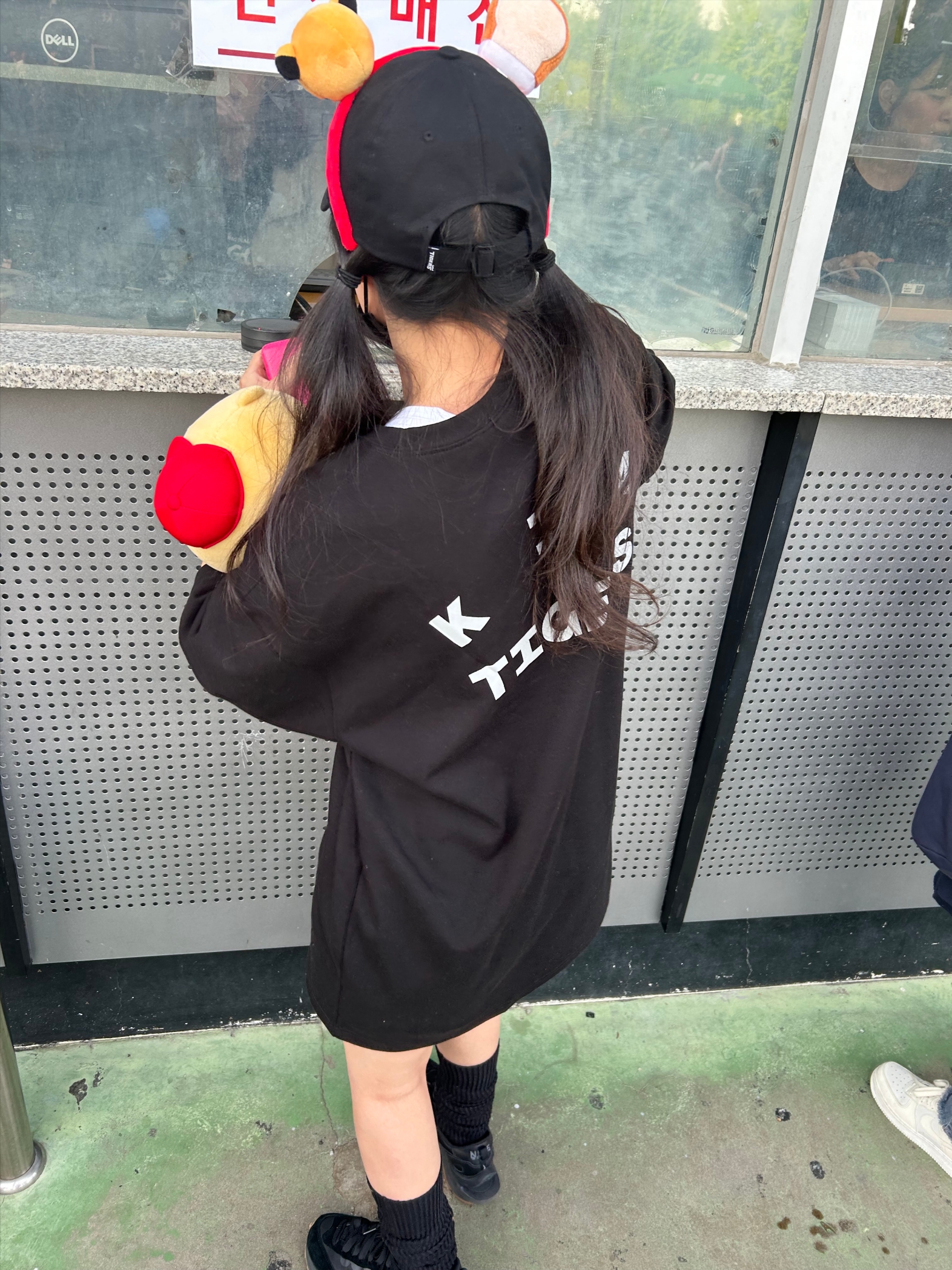 Kia Tigers x IAB Studio Brand Day T-Shirt Black, Nike x Sacai VaporWaffle Black and Gum 착용 스타일 - 2