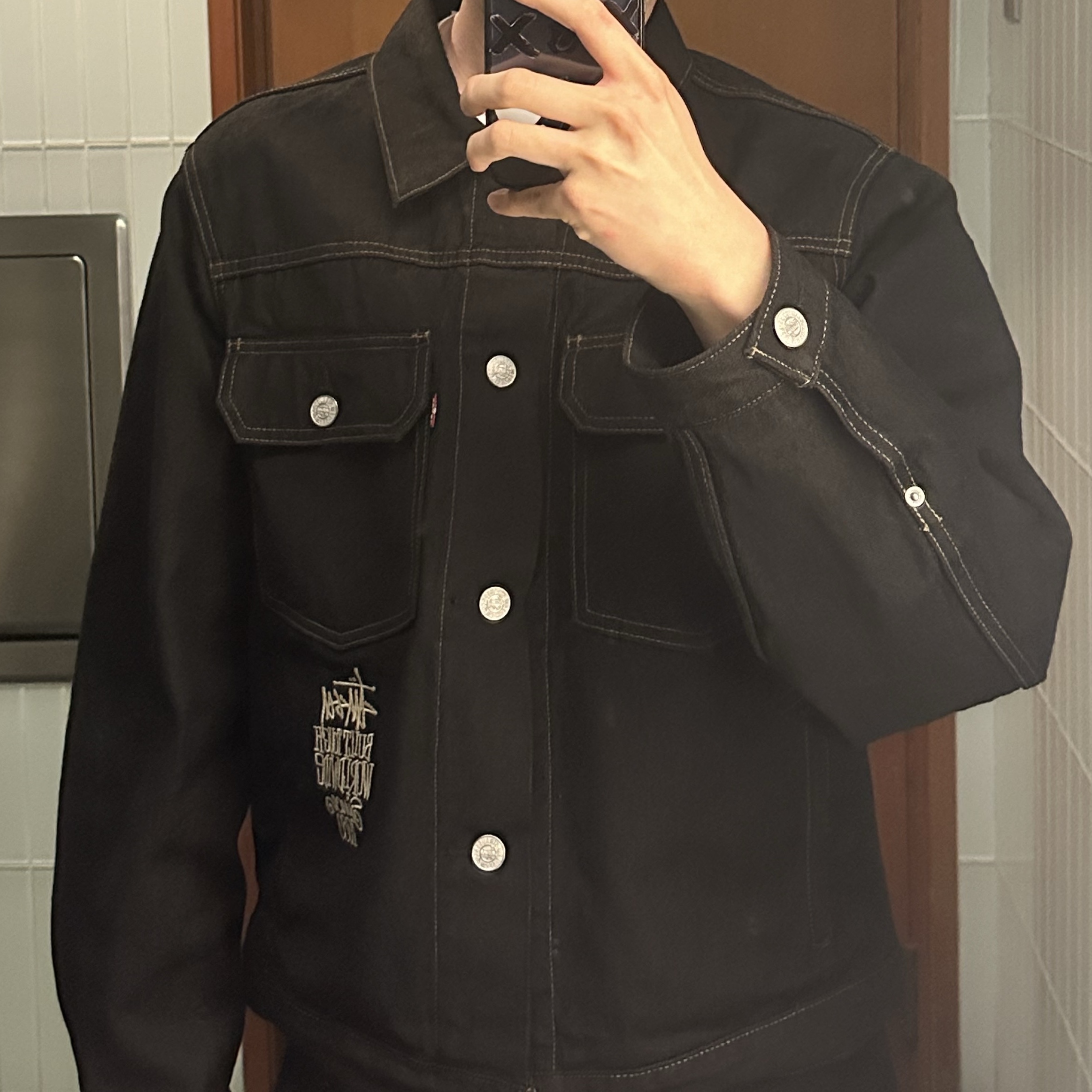 Stussy x Levi's Crispy Rinse Trucker Jacket Black 착용 스타일