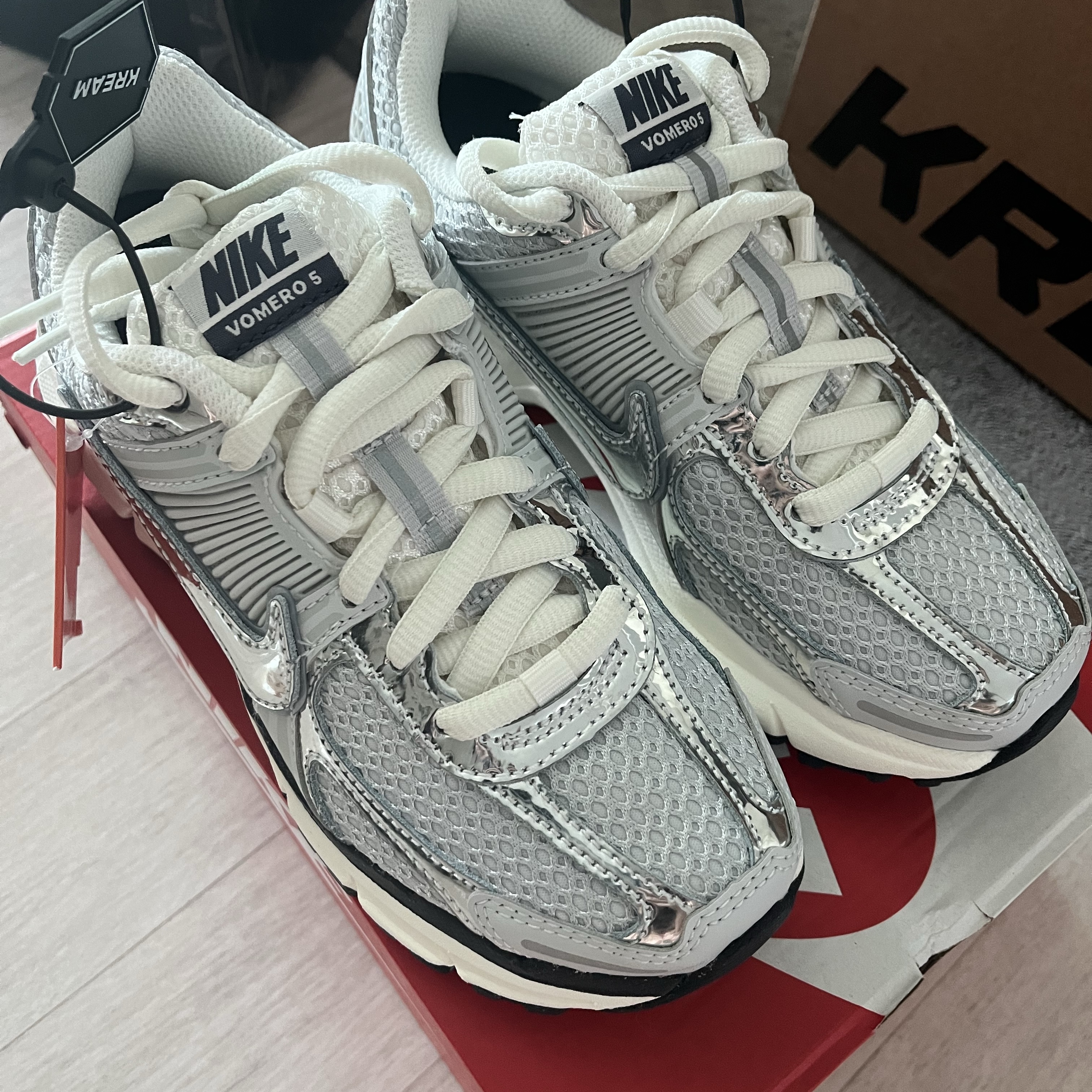 (W) Nike Zoom Vomero 5 Photon Dust and Metallic Silver 착용 스타일