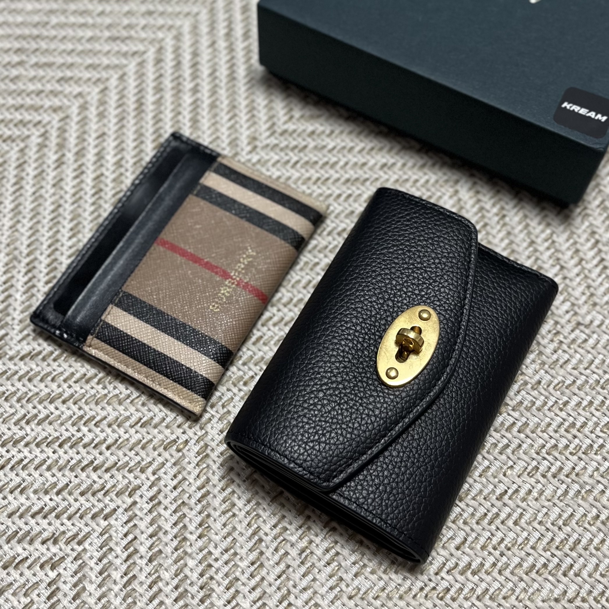 Mulberry Small Classic Grain Darley Folded Multi Card Wallet Black, Burberry Icon Stripe Leather Card Case Archive Beige 착용 스타일 - 1