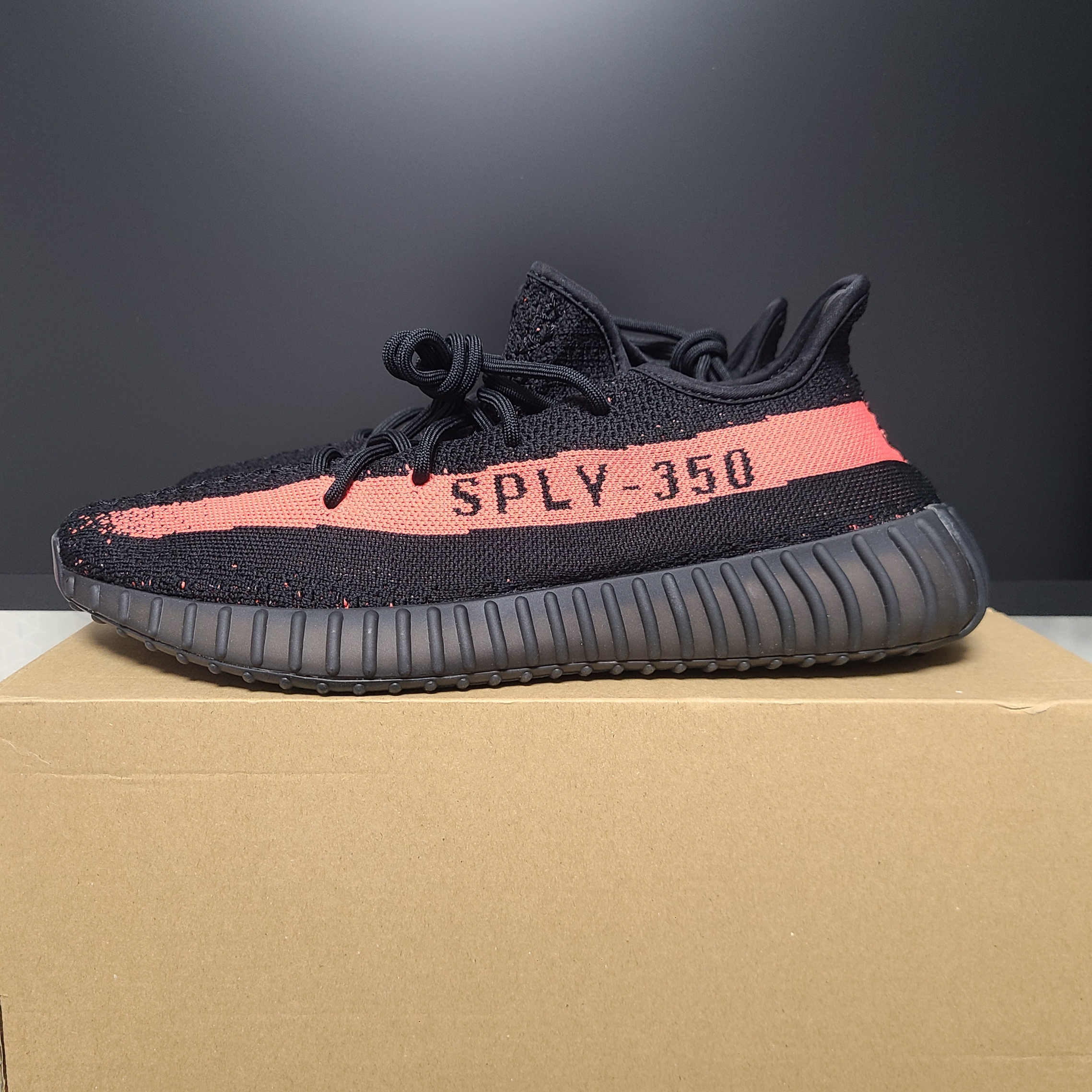 Adidas Yeezy Boost 350 V2 Core Black Red 2022/2023 착용 스타일 - 1