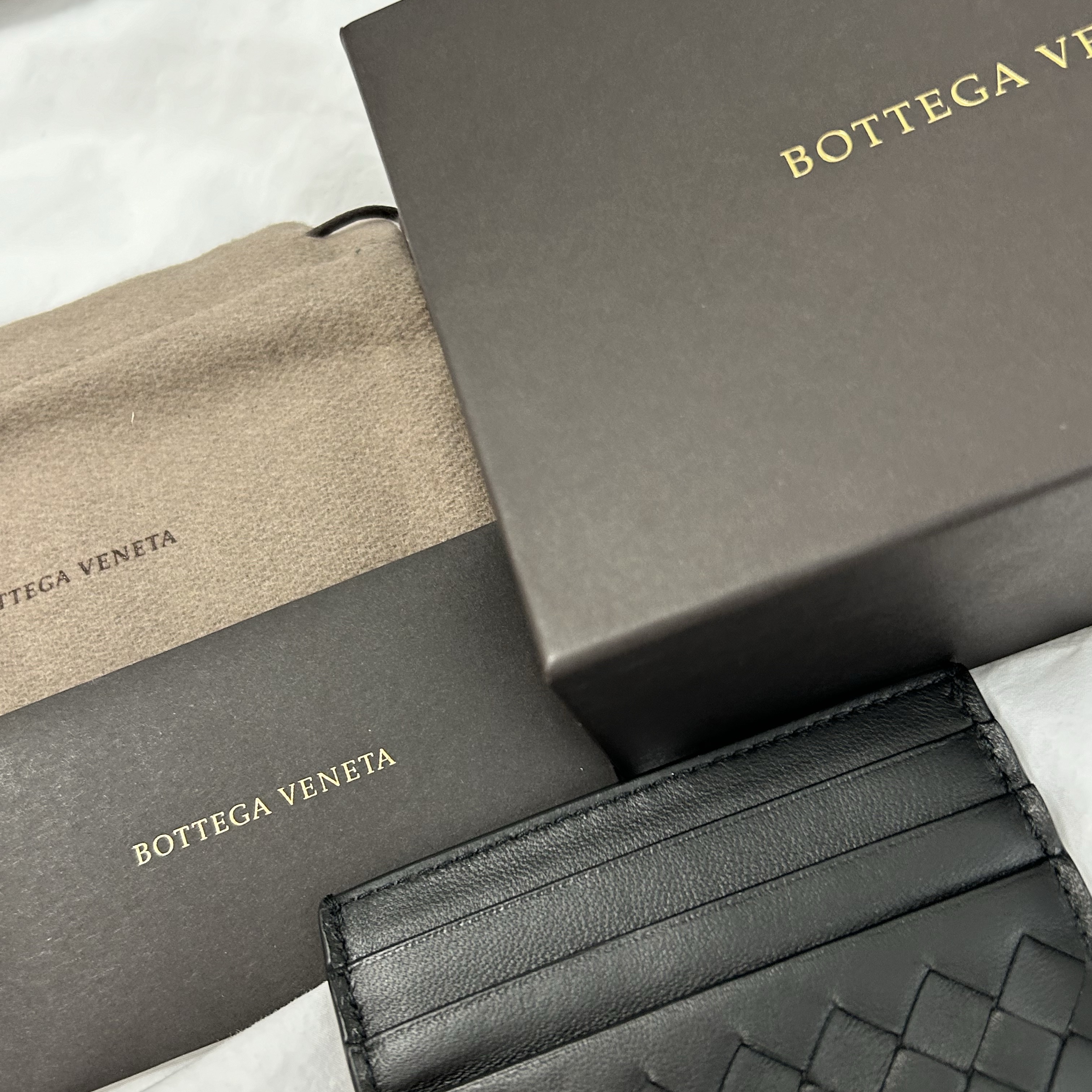 Bottega Veneta Credit Card Case Black 착용 스타일 - 2