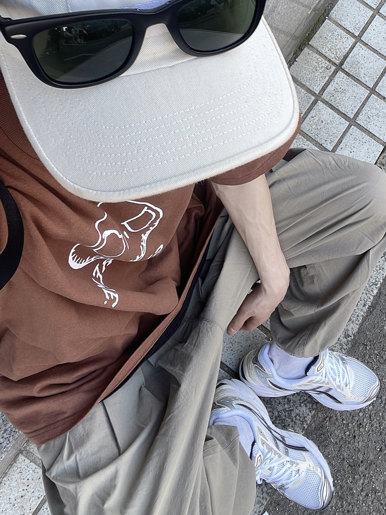 (W) Asics Gel-Kayano 14 White Midnight, Supreme Skeleton T-Shirt Brown - 23FW 착용 스타일 - 1