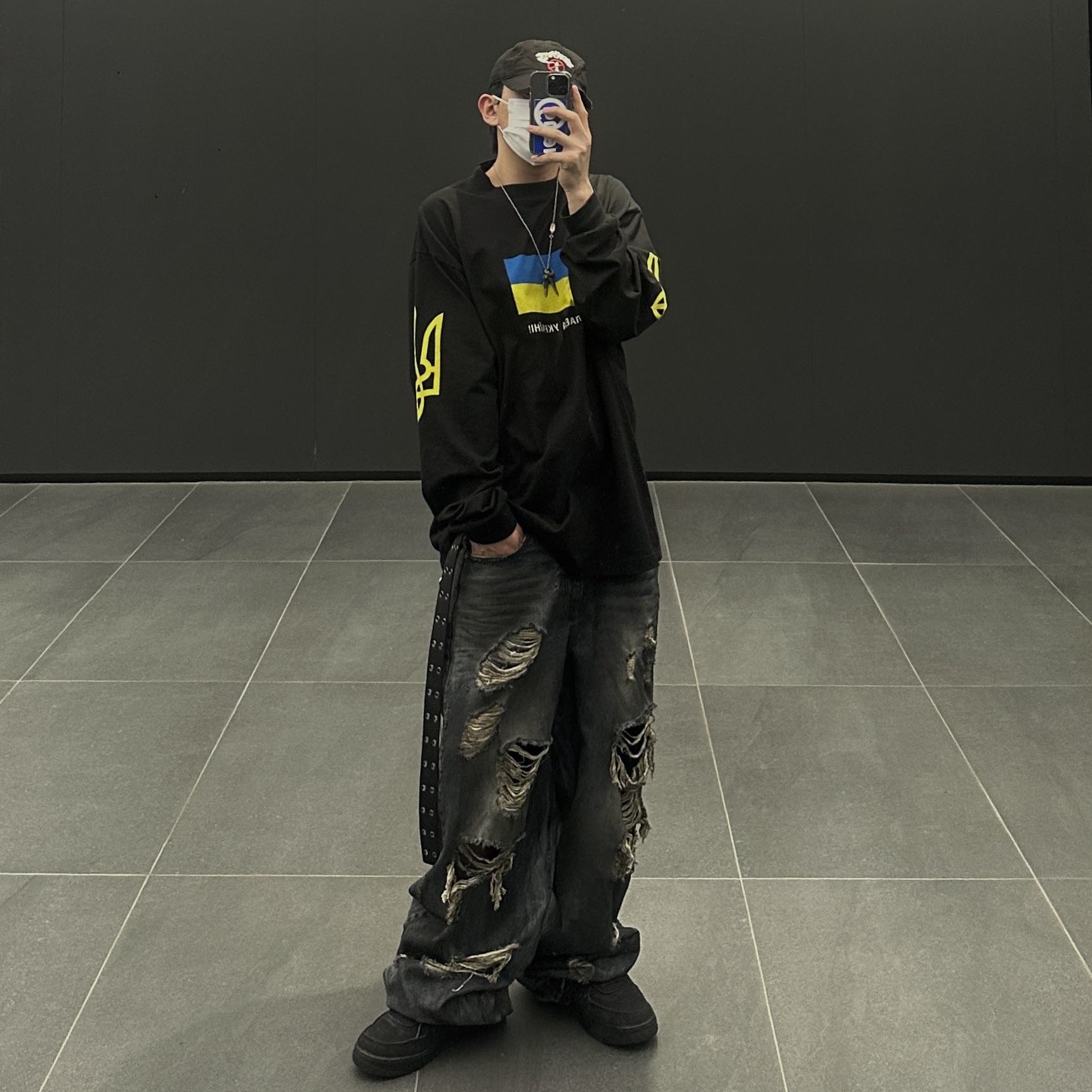 Balenciaga Support Ukraine LS T-Shirt Black, Nike x Stussy Air Force 1 Low Triple Black 착용 스타일 - 3