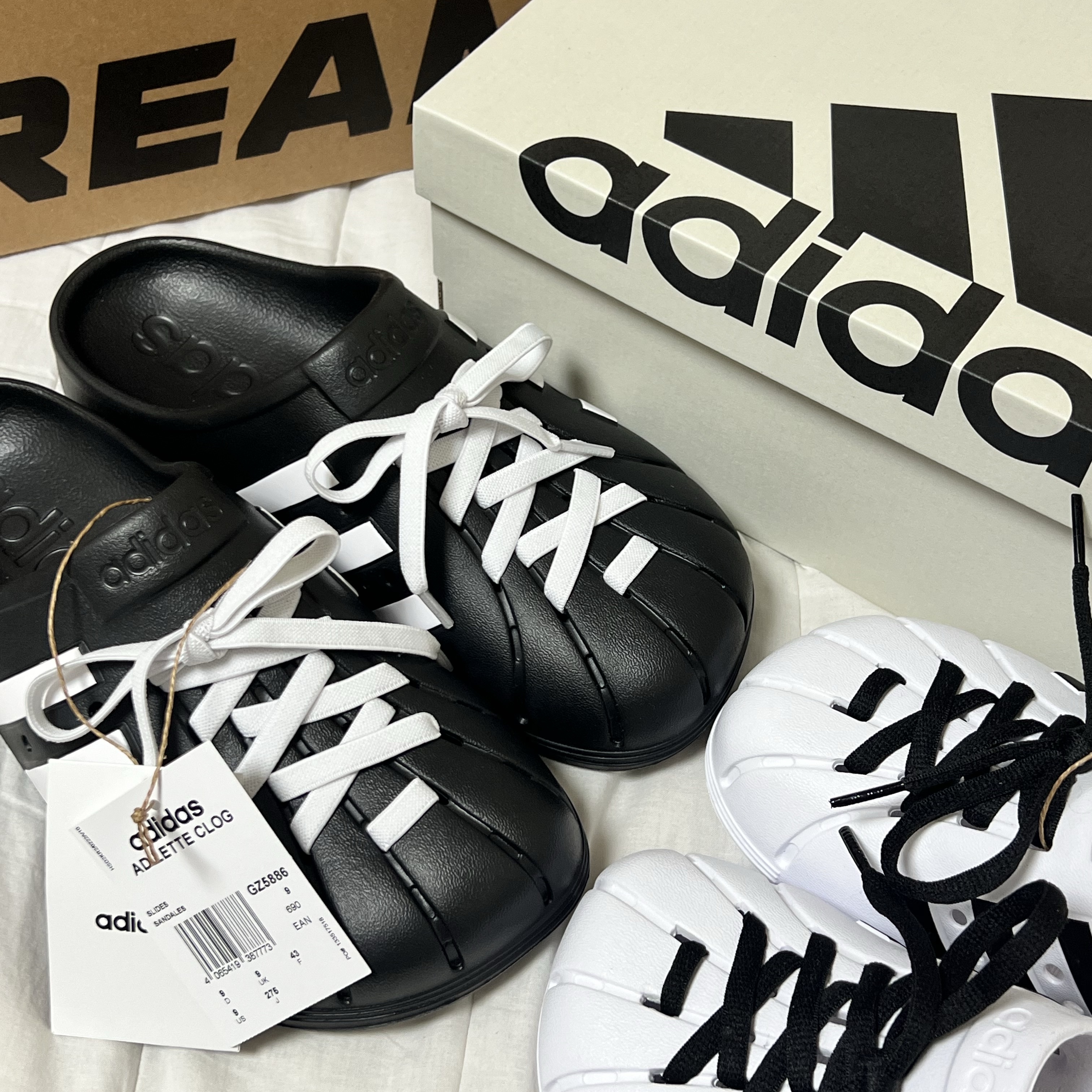 Adidas Adilette Clog Black White 착용 스타일