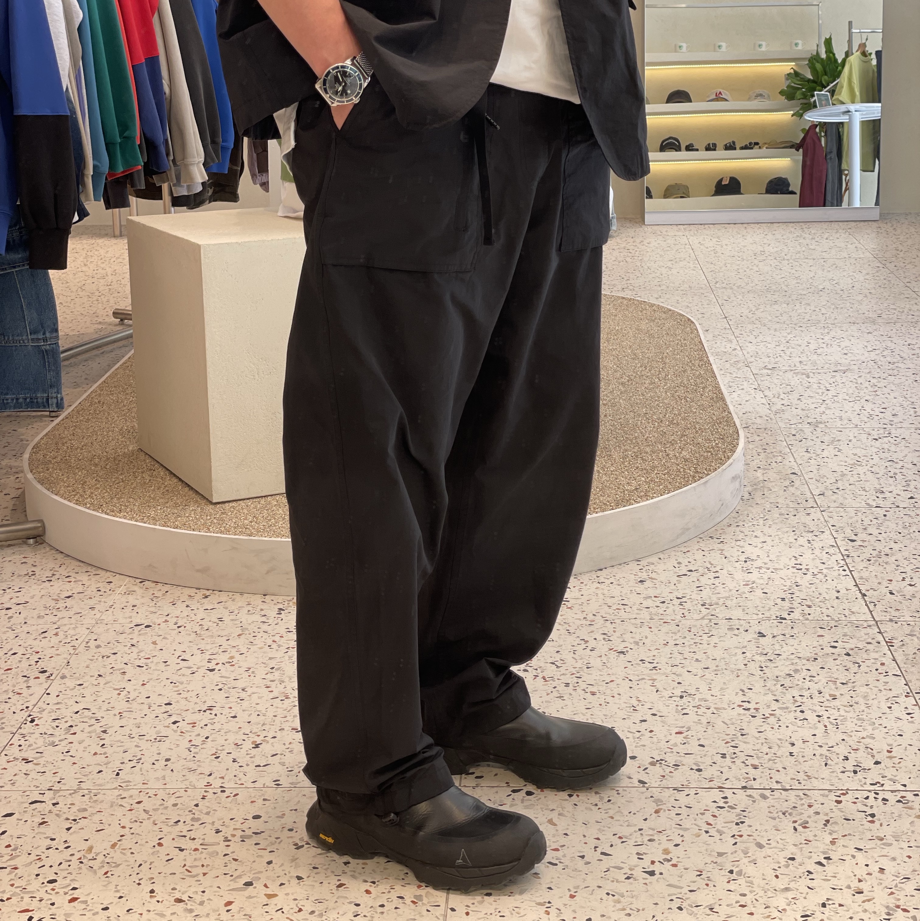 Roa Hiking Chelsea Boots Black 착용 스타일