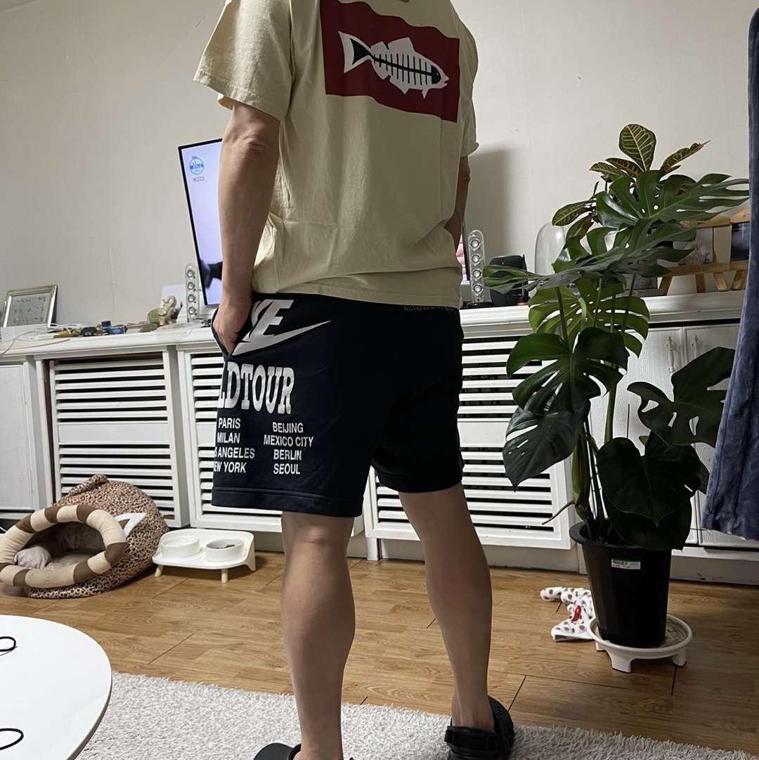 Stussy x Heal The Bay Pigment Dyed T-Shirt Beige, Crocs Echo Clog Black 착용 스타일