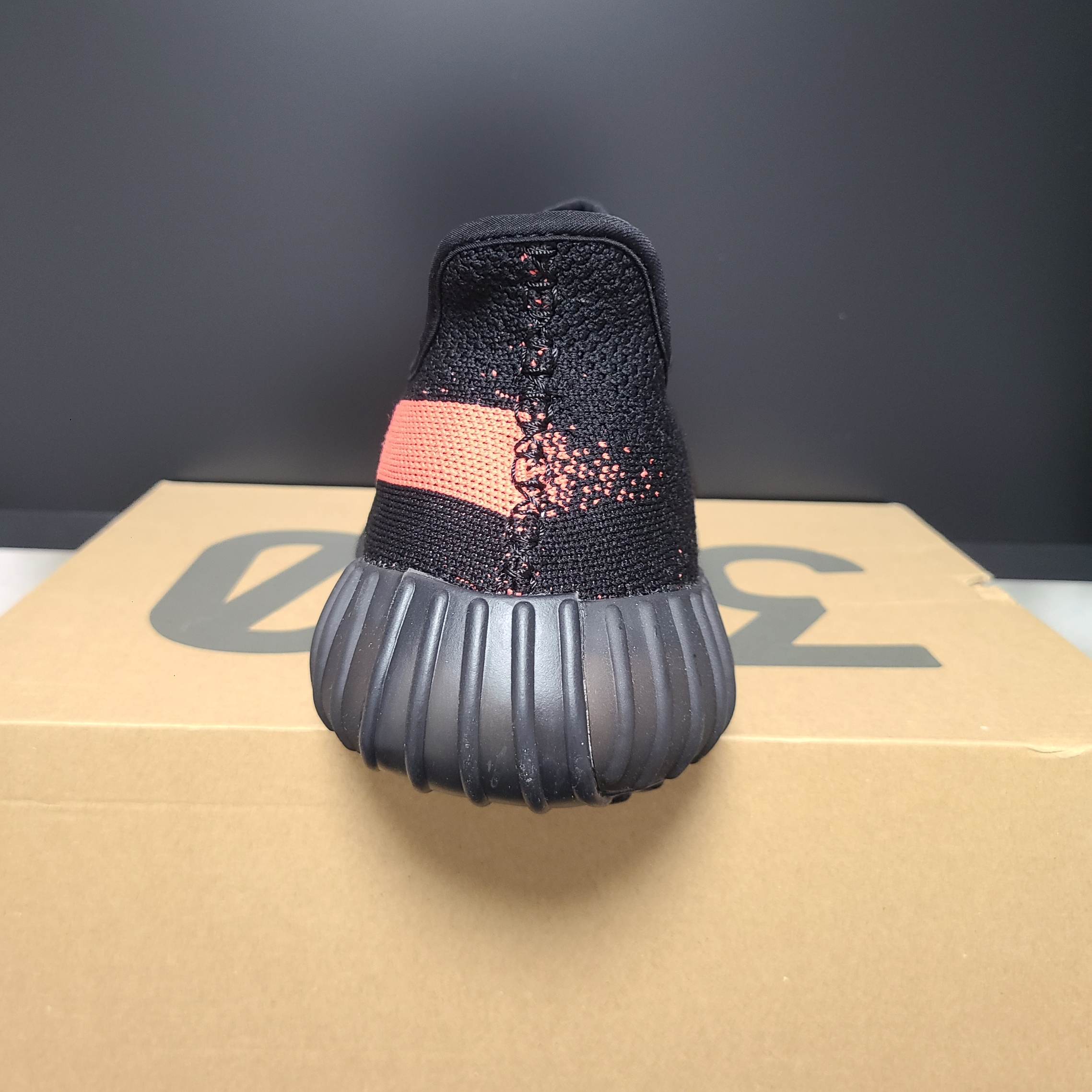 Adidas Yeezy Boost 350 V2 Core Black Red 2022/2023 착용 스타일 - 4