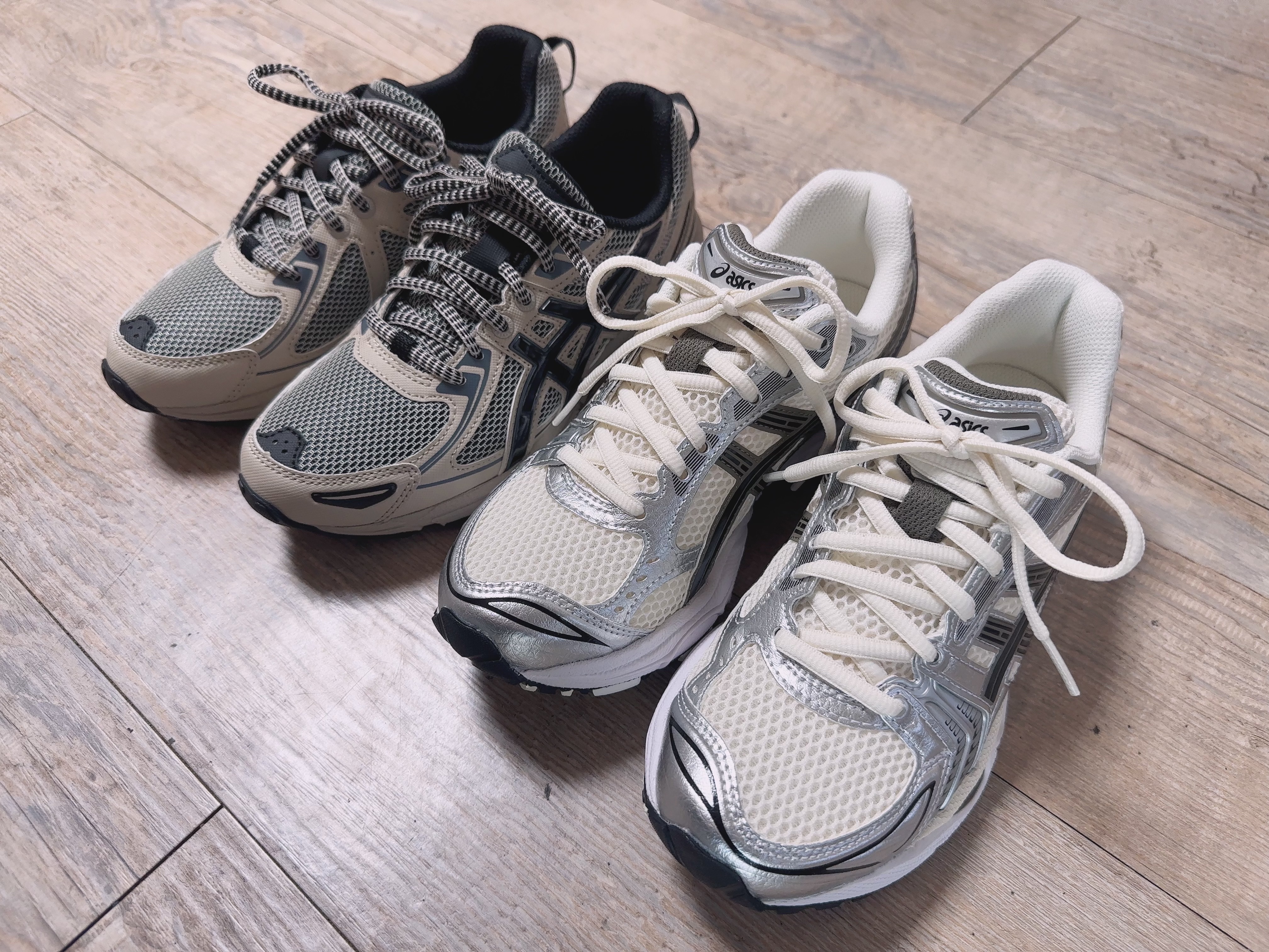 Asics Gel-Kayano 14 Cream Black, Asics Gel-Venture 6 Feather Grey Black 착용 스타일 - 1