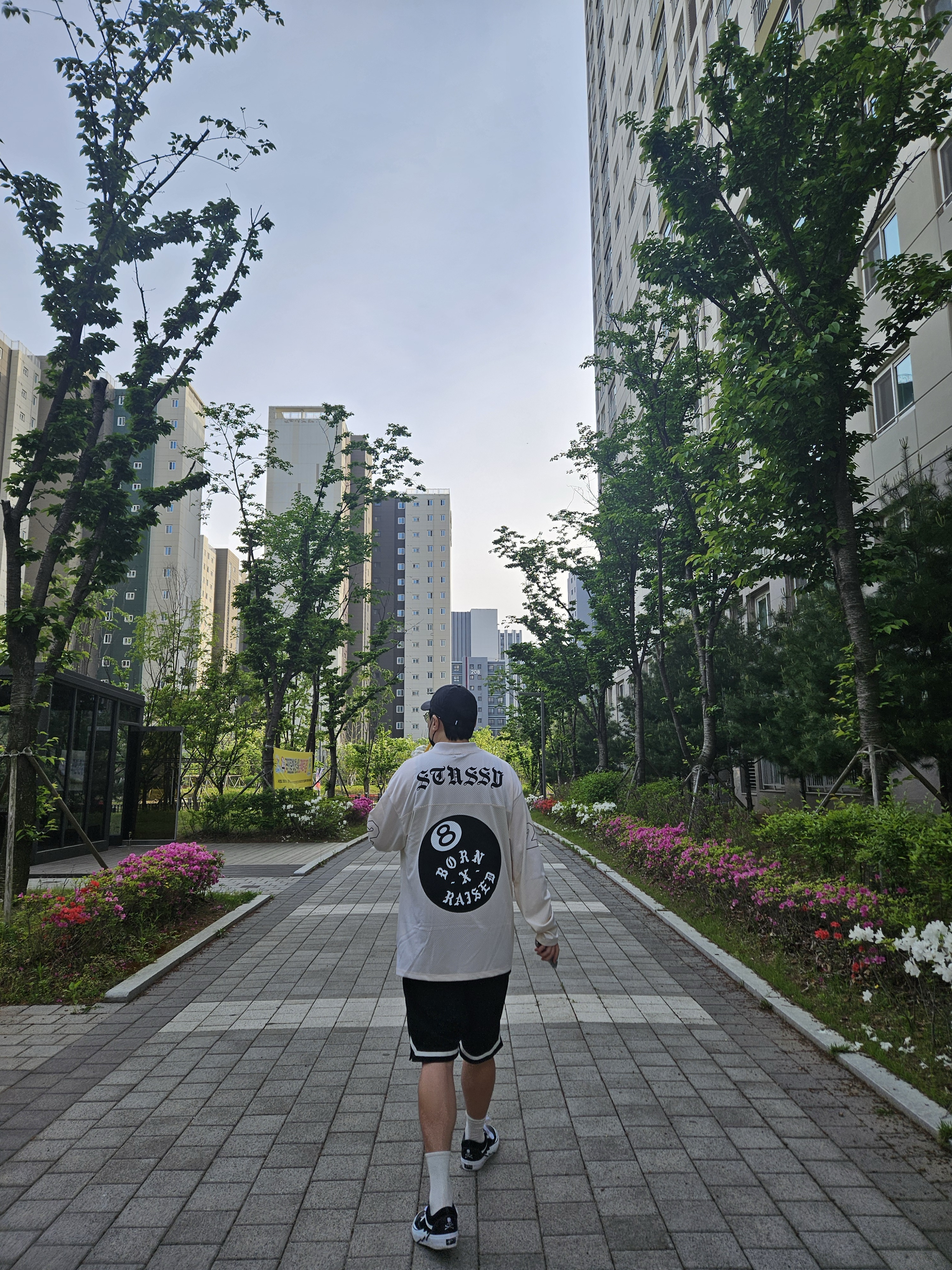 Stussy x Born X Raised Cookies & Cream Football Jersey Cream, Nike ACG Trail Cap Black 착용 스타일