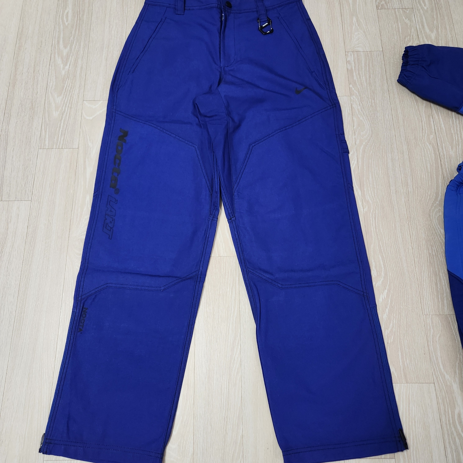 Nike x Drake Nocta x Kar L'Art De L'Automobile Racing Jacket Deep Royal Blue (FD2194-455), Nike x Drake Nocta x Kar L'Art De L'Automobile Pant Deep Royal Blue (FD6510-455) 착용 스타일 - 1