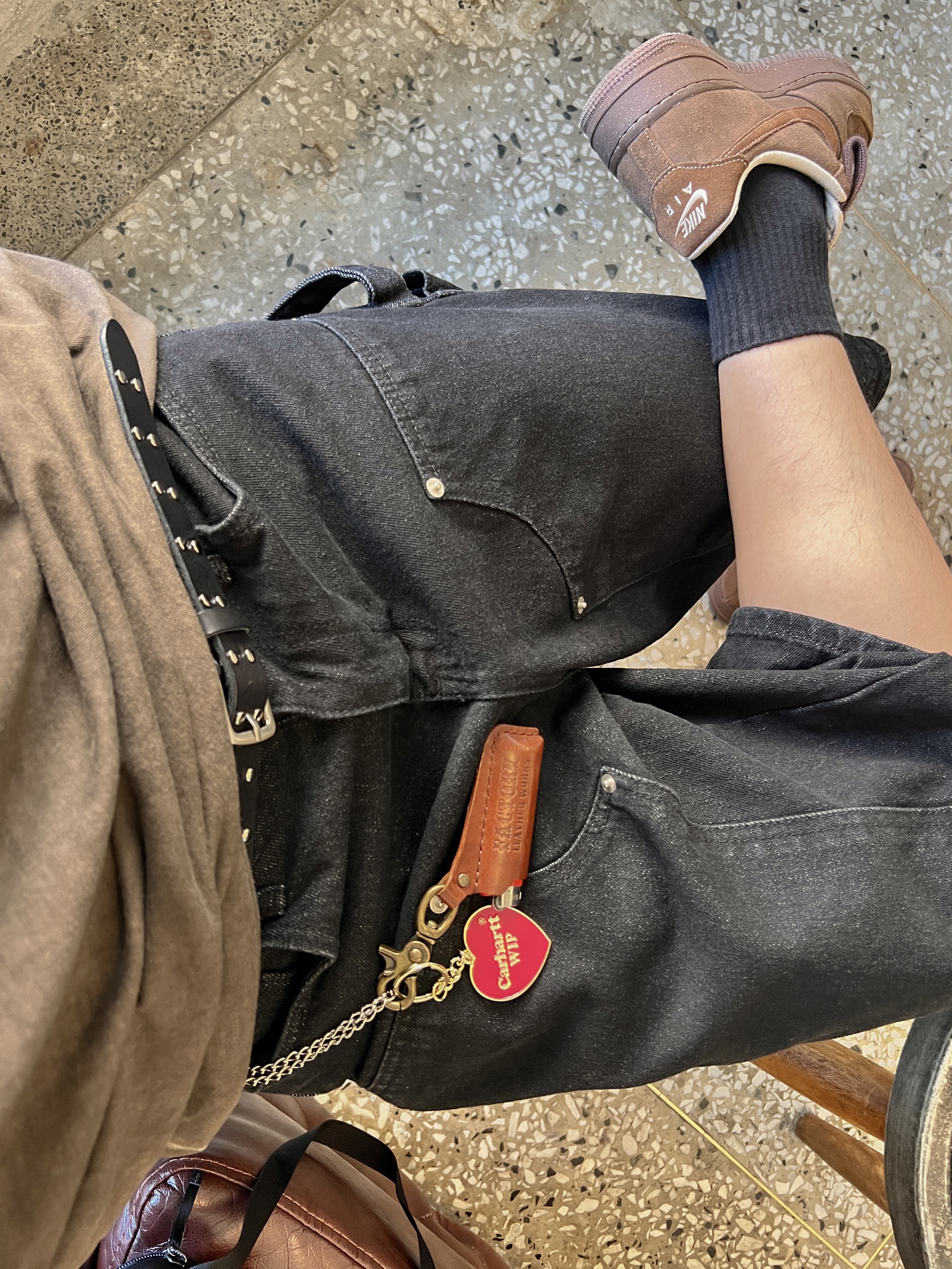 (W) Nike Air Force 1 '07 Cacao Wow, Carhartt WIP Heart Keychain Red 착용 스타일 - 3