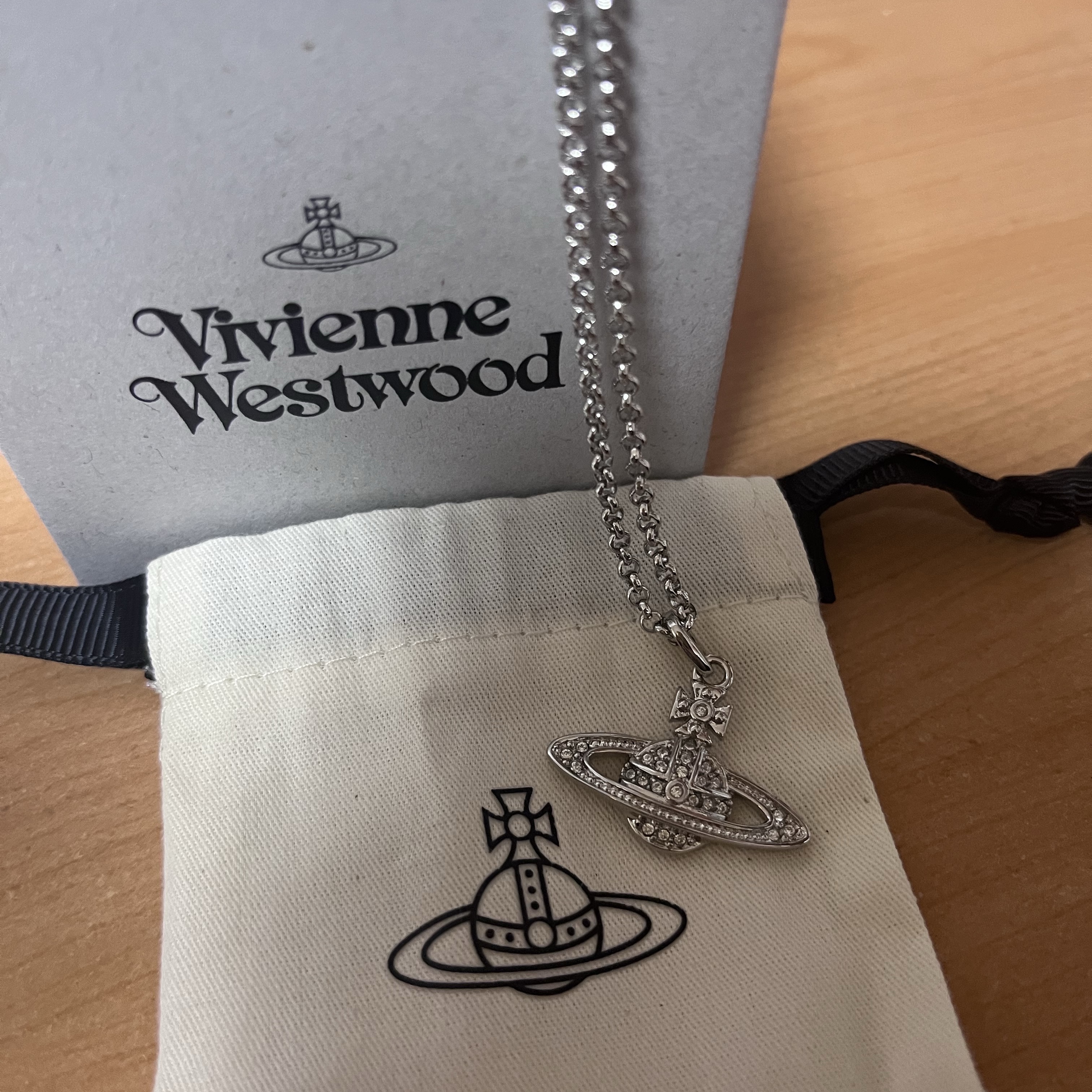 Vivienne Westwood Mini Bas Relief Pendant Silver 착용 스타일