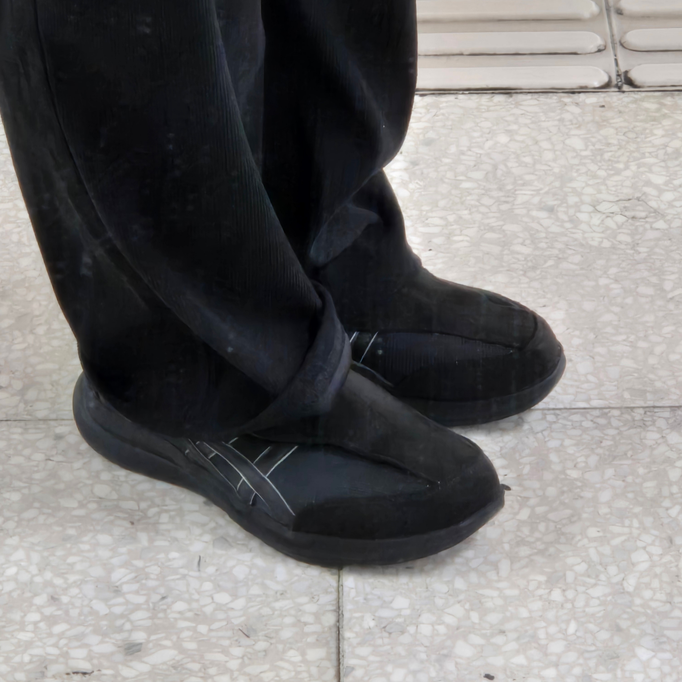 Asics Life Walker 010 Black - 3E Wide 착용 스타일 - 5