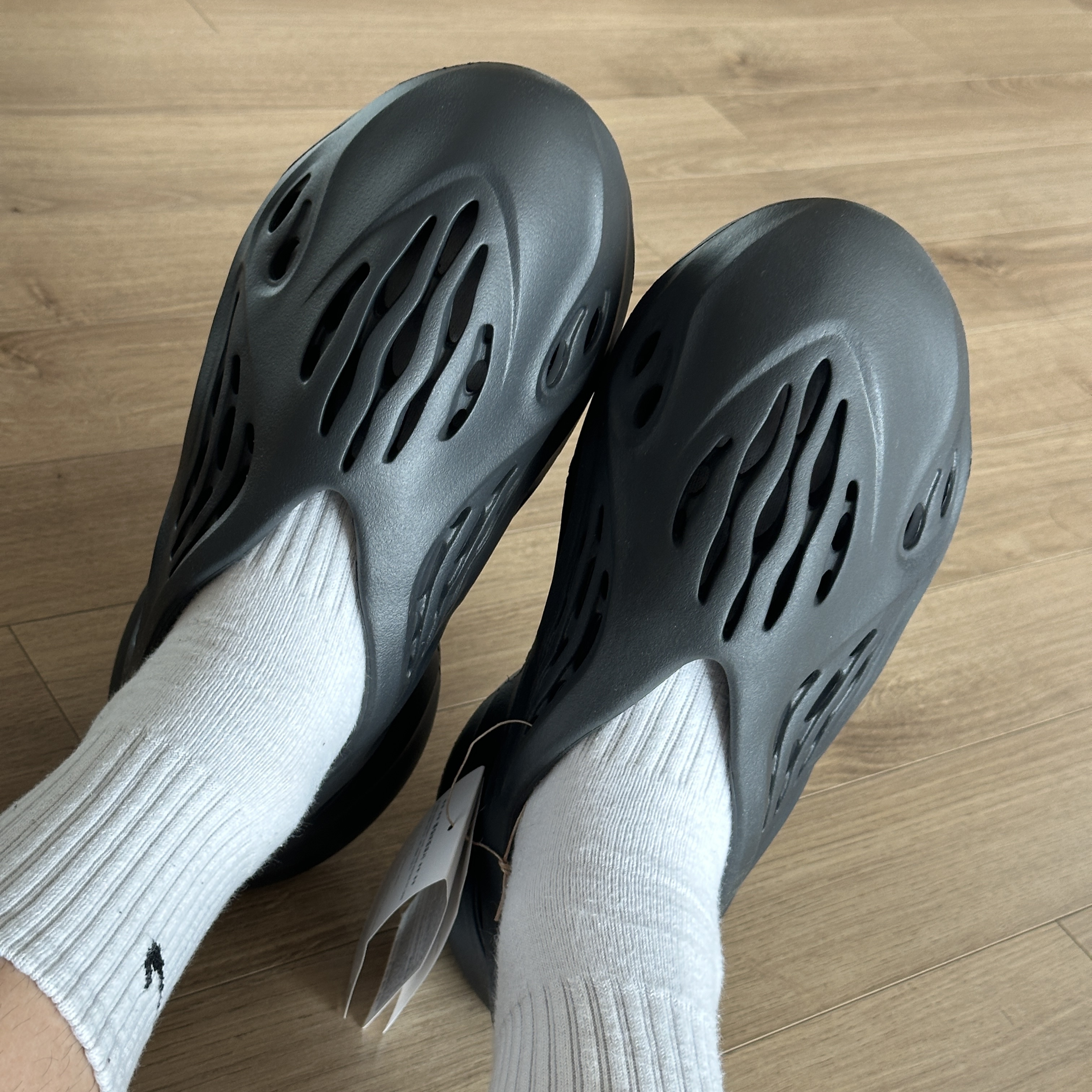 Adidas Yeezy Foam RNNR Onyx 착용 스타일 - 1