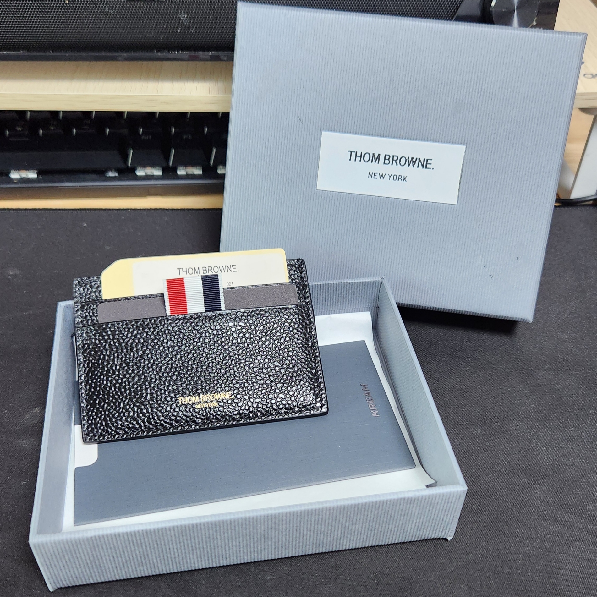 Thom Browne Pebble Grain Leather Stripe Note Compartment Card Holder Black 착용 스타일