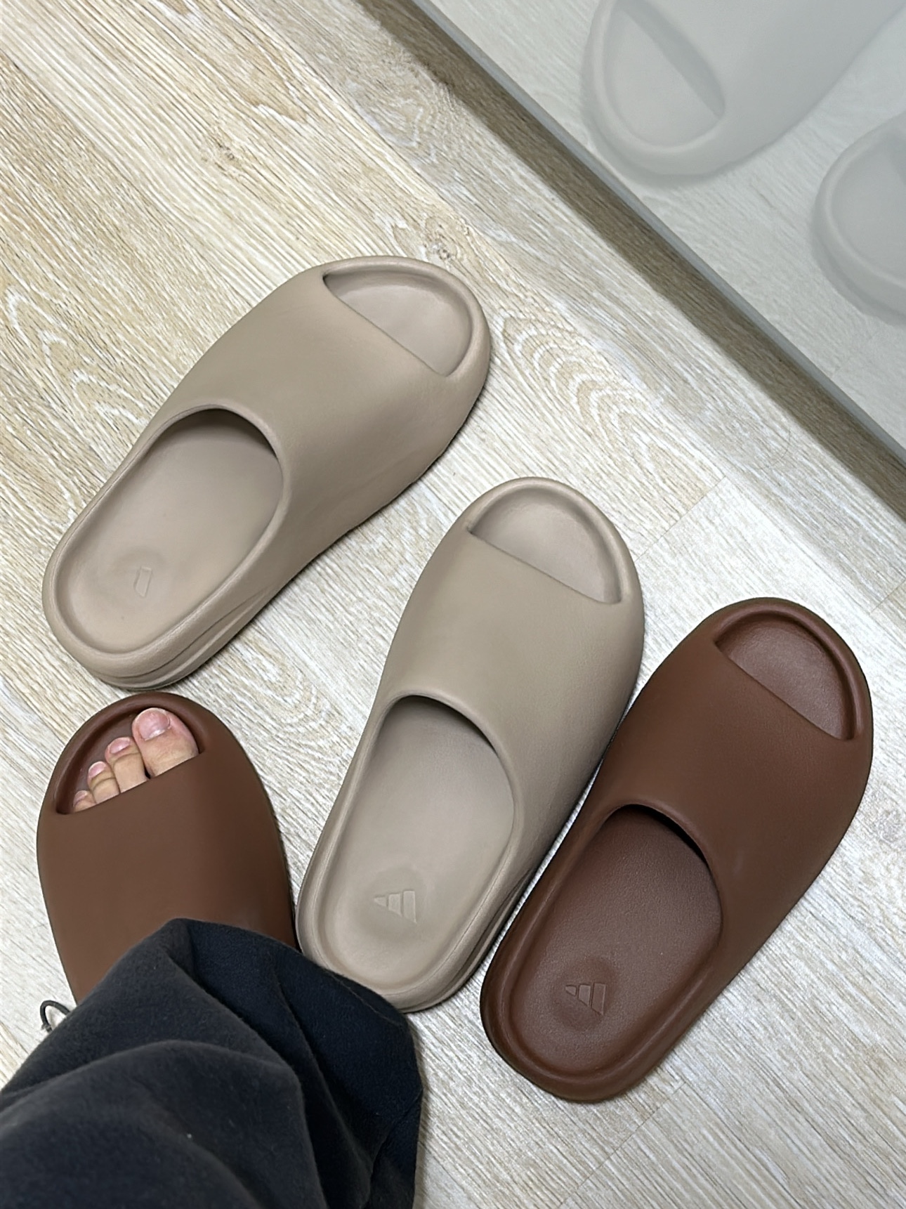 Adidas Yeezy Slide Flax 착용 스타일 - 3