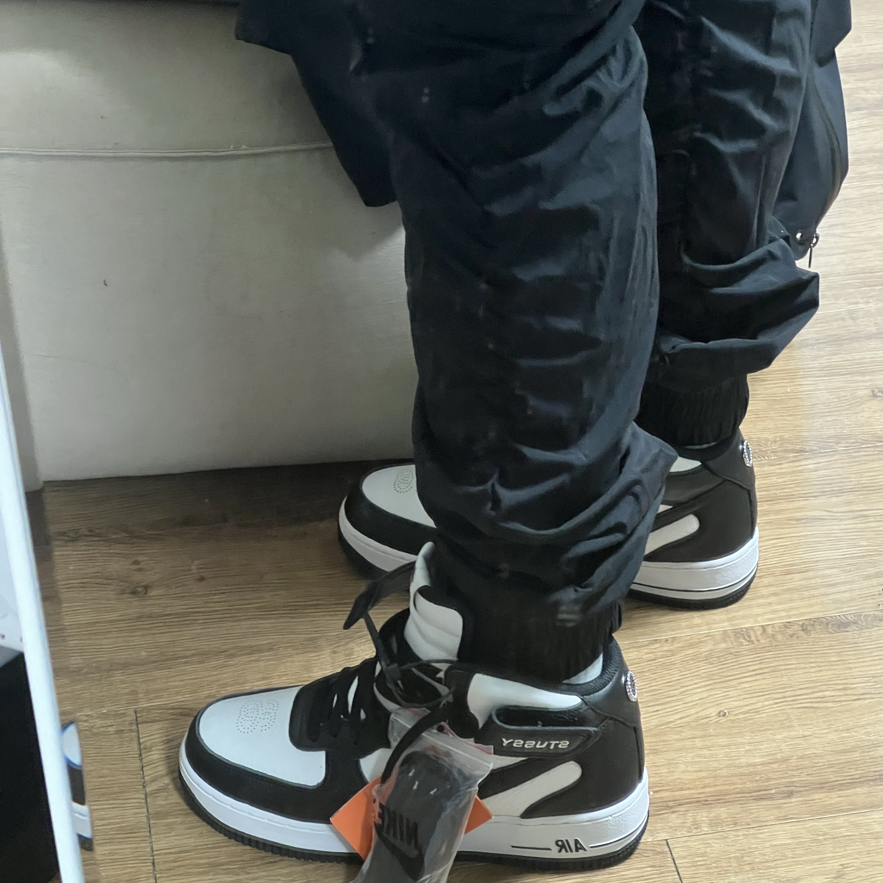 Nike x Stussy Air Force 1 '07 Mid SP Black and Light Bone 착용 스타일