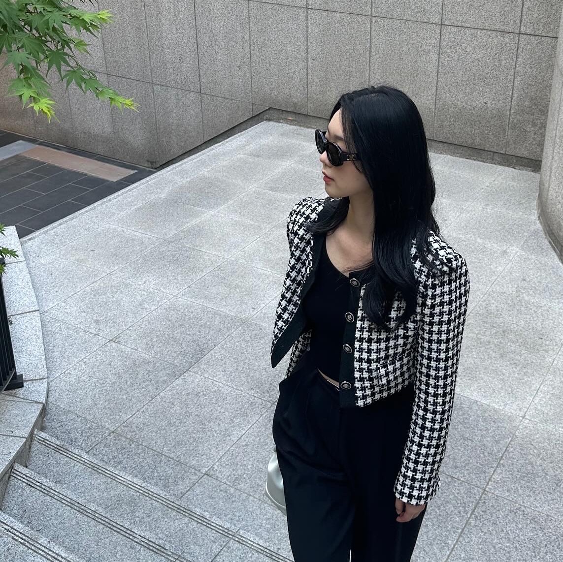 (W) Celine Triomphe 01 Sunglasses in Acetate Black, Cardinal Red Hawoo-A Bag White 착용 스타일 - 2