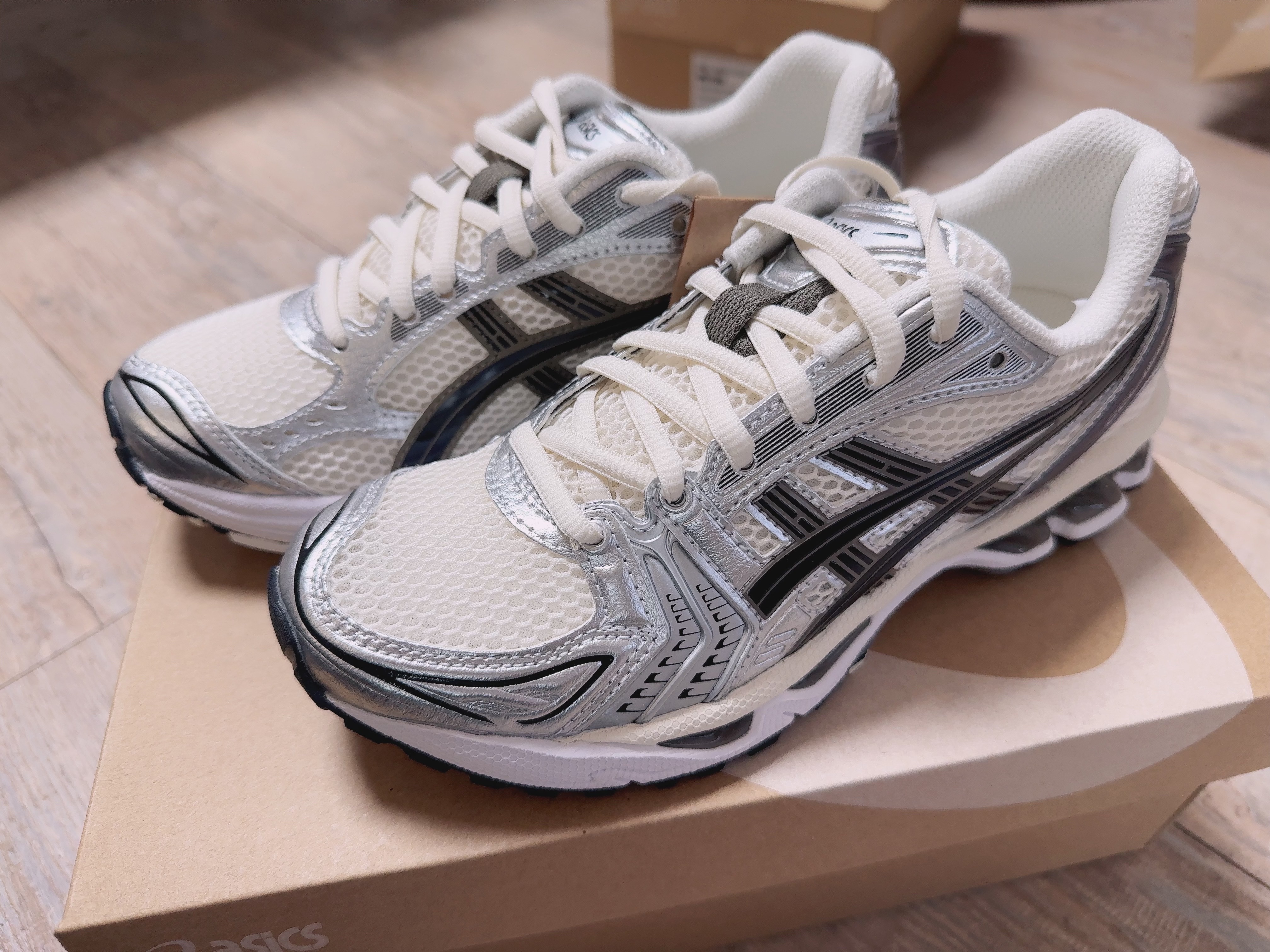 Asics Gel-Kayano 14 Cream Black, Asics Gel-Venture 6 Feather Grey Black 착용 스타일 - 3